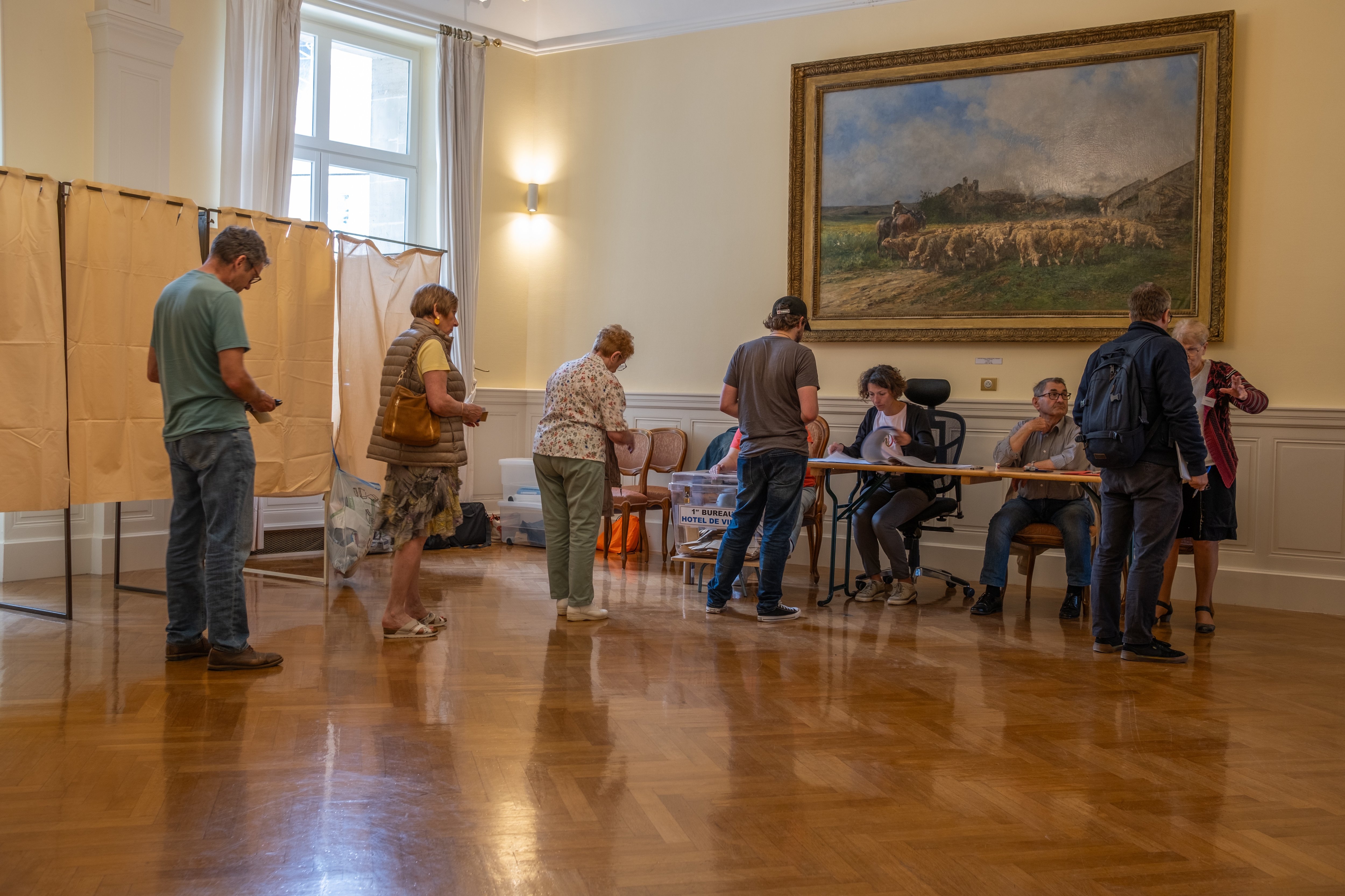 Dans le bureau de vote de la mairie de Saint-Dizier (Haute-Marne) ce dimanche. Au niveau national, 51,4% des inscrits se sont déplacés, selon une estimation Ipsos. LP/Leo Vignal