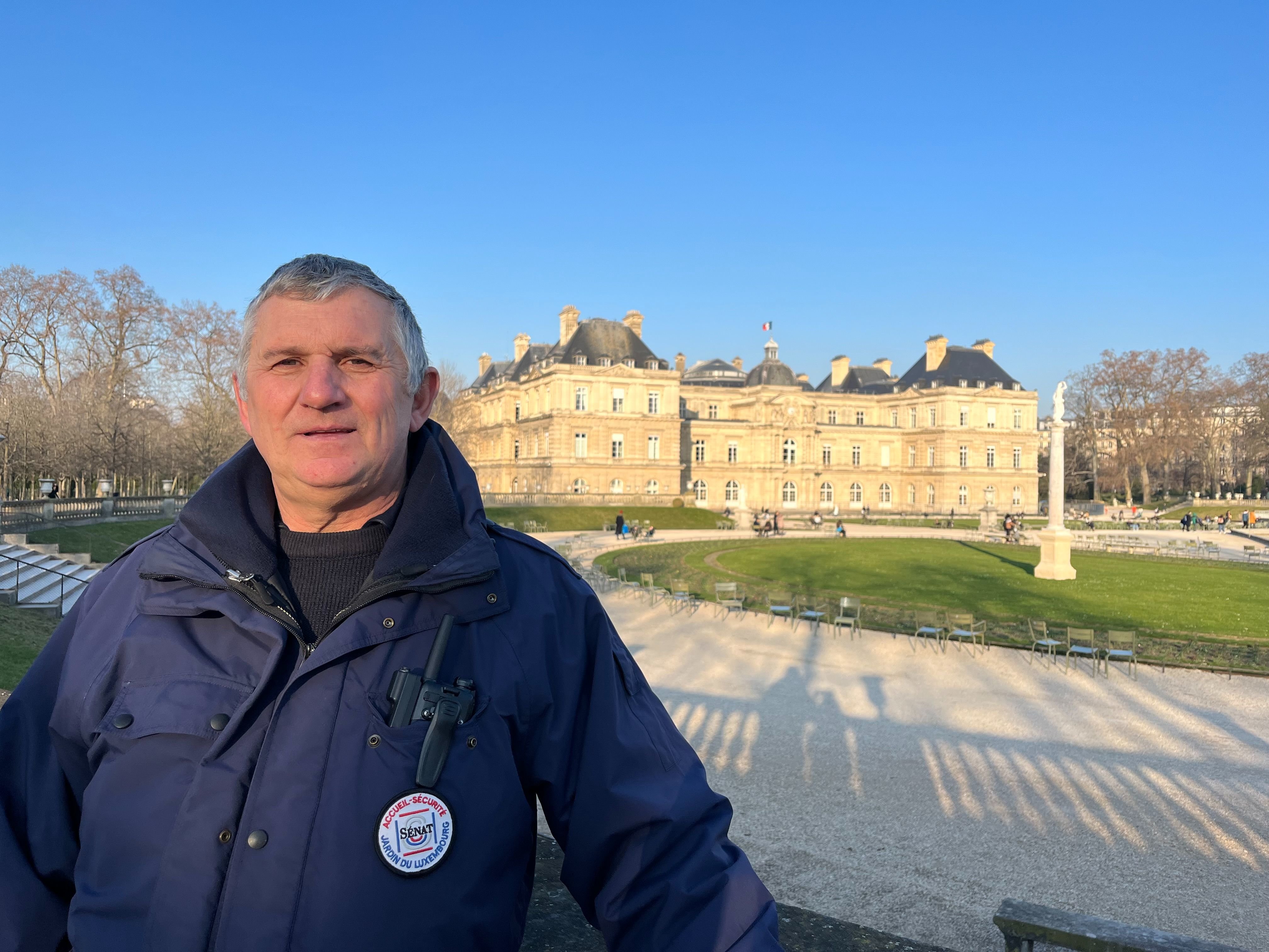 Paris (VIe), ce jeudi. Gilles est surveillant au Jardin du Luxembourg depuis 23 ans. Ancien gendarme, il apprécie le calme et le cadre majestueux de son environnement de travail. LP/Colombe Delabrousse Mayoux