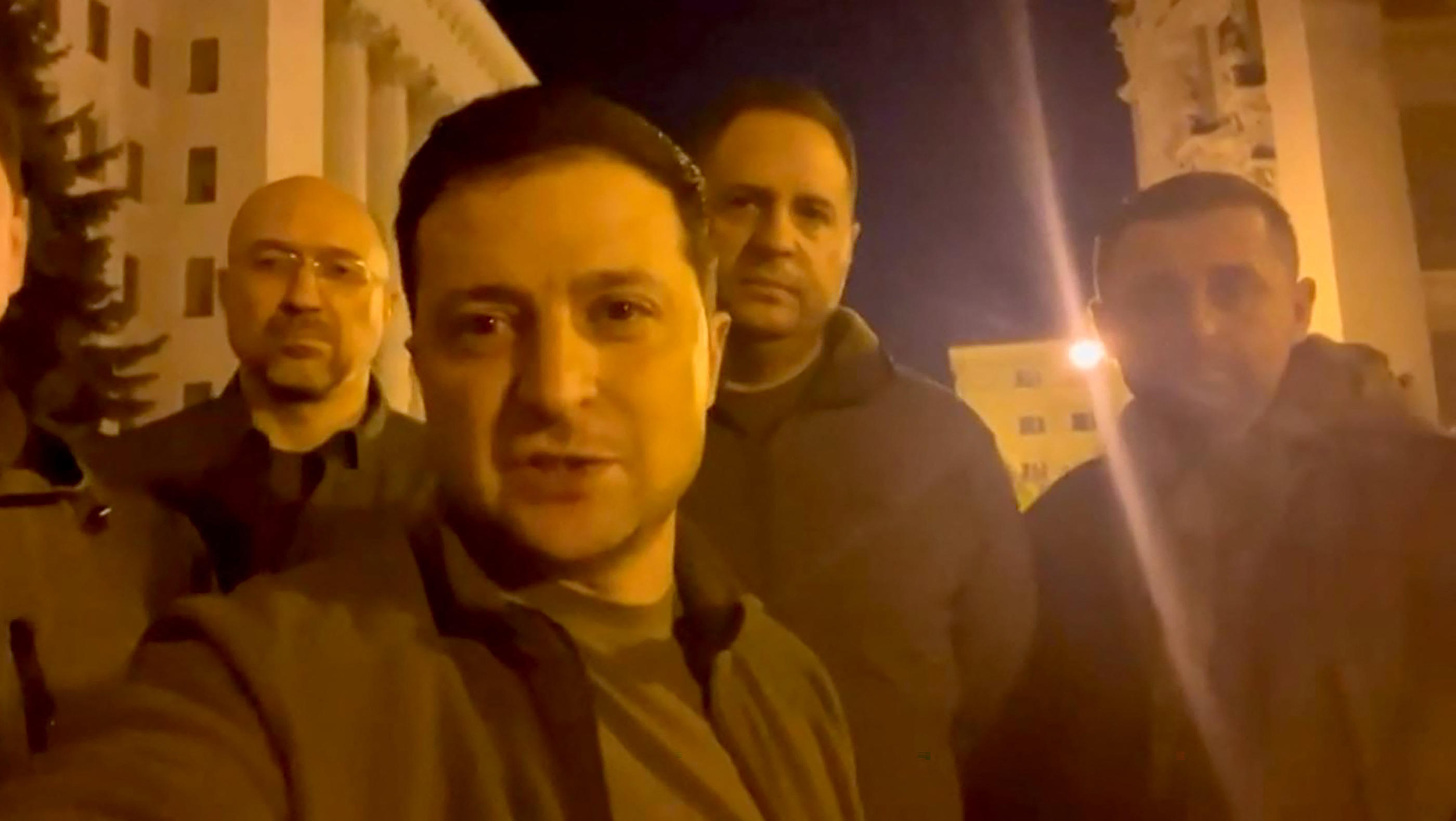 Depuis le début de la guerre en Ukraine, le président Zelensky s'est adressé à plusieurs reprises aux Ukrainiens, comme sur cette capture d'écran d'une vidéo postée sur son compte Facebook le 25 février. AFP/Facebook/Volodymyr Zelensky