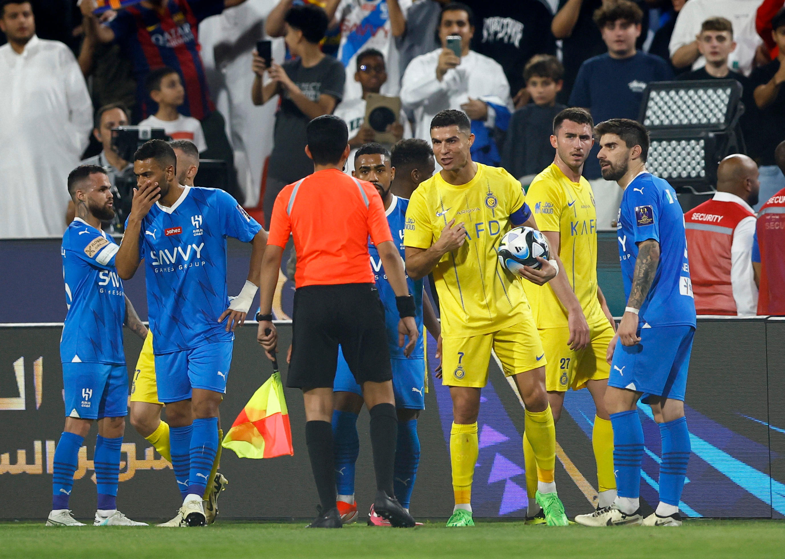 Cristiano Ronaldo s'en est pris à l'arbitre central ainsi qu'à l'arbitre assistant. REUTERS/Rula Rouhana