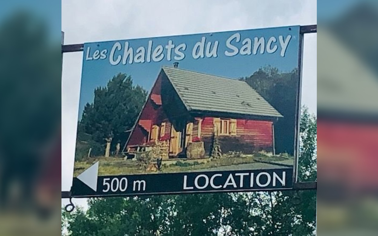À la station de Super-Besse (Puy-de-Dôme), la pancarte des Chalets du Sancy reste en place, sur le bord de la route, malgré l'interdiction de la préfecture et la menace d'amende. LP/Geneviève Colonna d'Istria