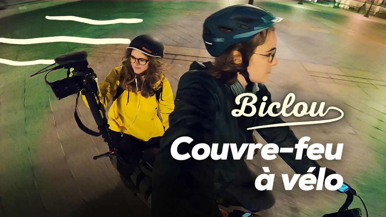 <b></b> Les journalistes Laura Wojcik et Claire Duhamel sur leur vélo de tournage.