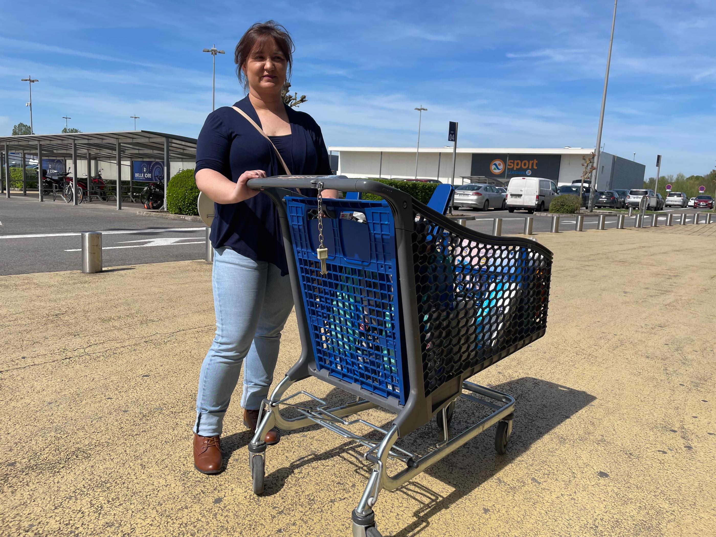 Romilly-sur-Seine (Aube), le 13 avril. Sophie, mère célibataire d'une ado de 17 ans, «galère» avec ses presque 1 500 euros net mensuels et doit «faire attention» lorsqu'elle fait ses courses. LP/Victor Tassel