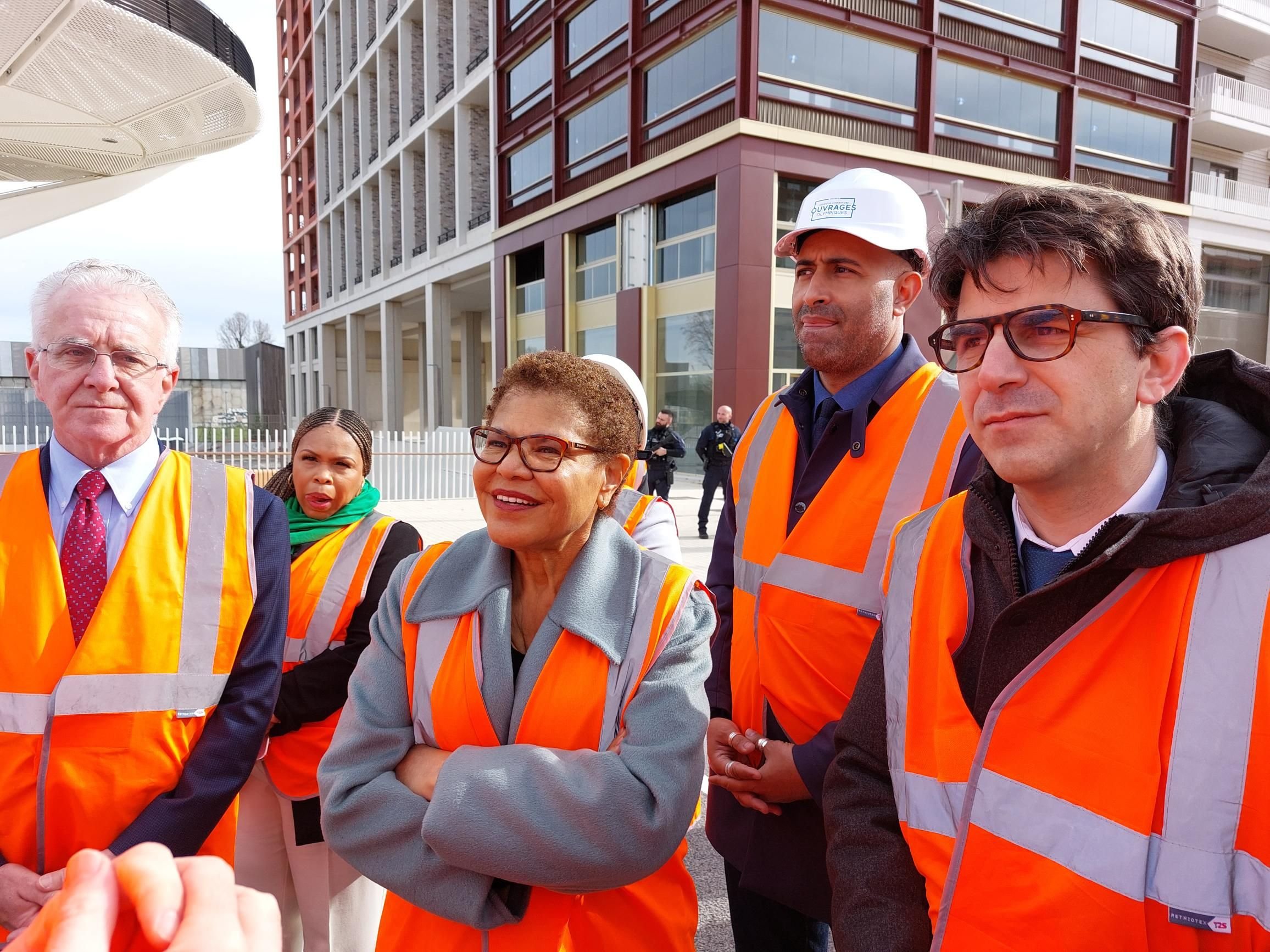 Saint-Denis (Village des athlètes), samedi 9 mars. Karen Bass, maire démocrate de Los Angeles, avec Mathieu Hanotin, maire (PS) de la ville (à droite). LP/N.R.