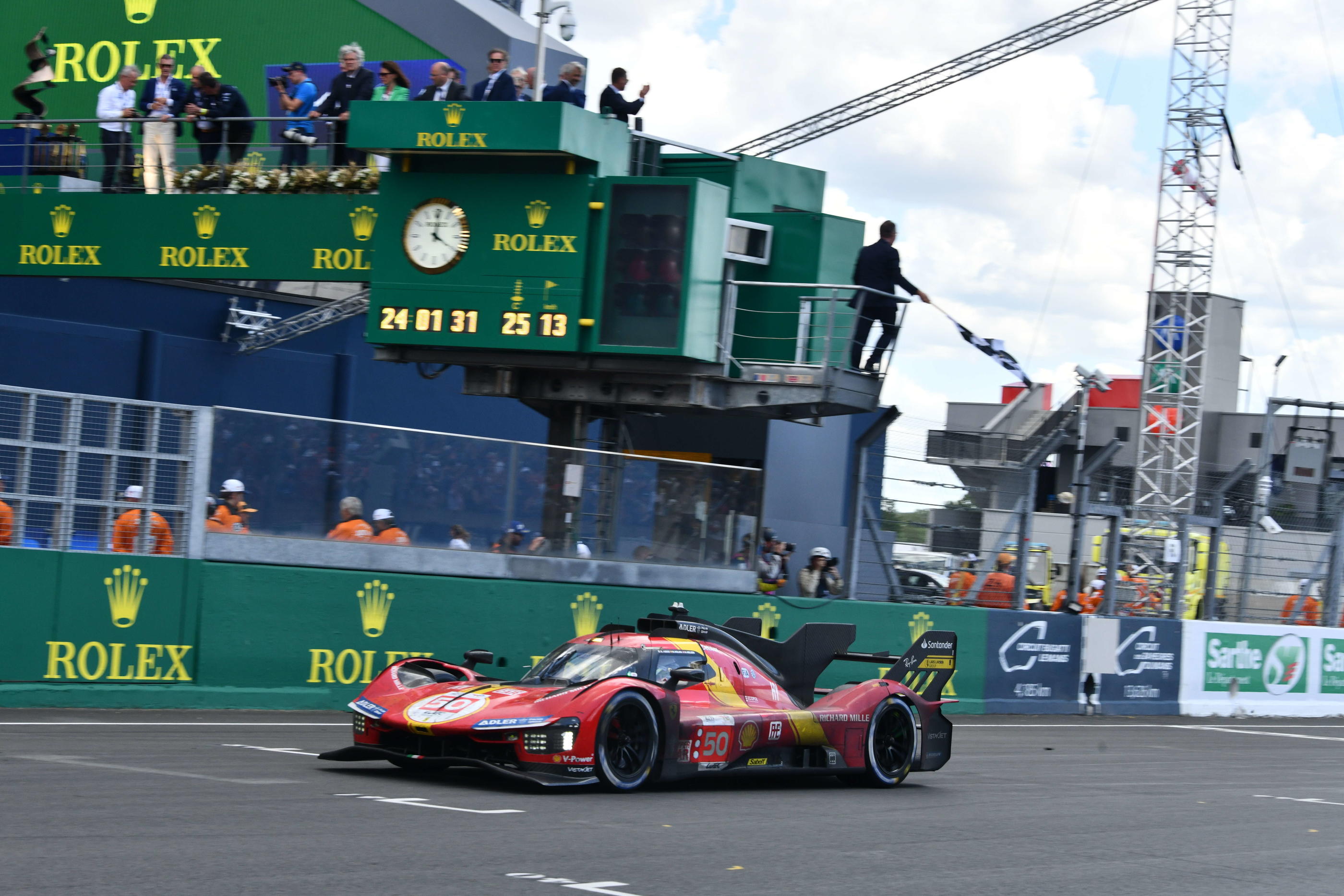 Alessandro Pier Guidi, James Calado et Antonio Giovinazzi ont remporté le centenaire des 24 Heures du Mans à bord de la Ferrari n°51 en juin 2023. Icon sport