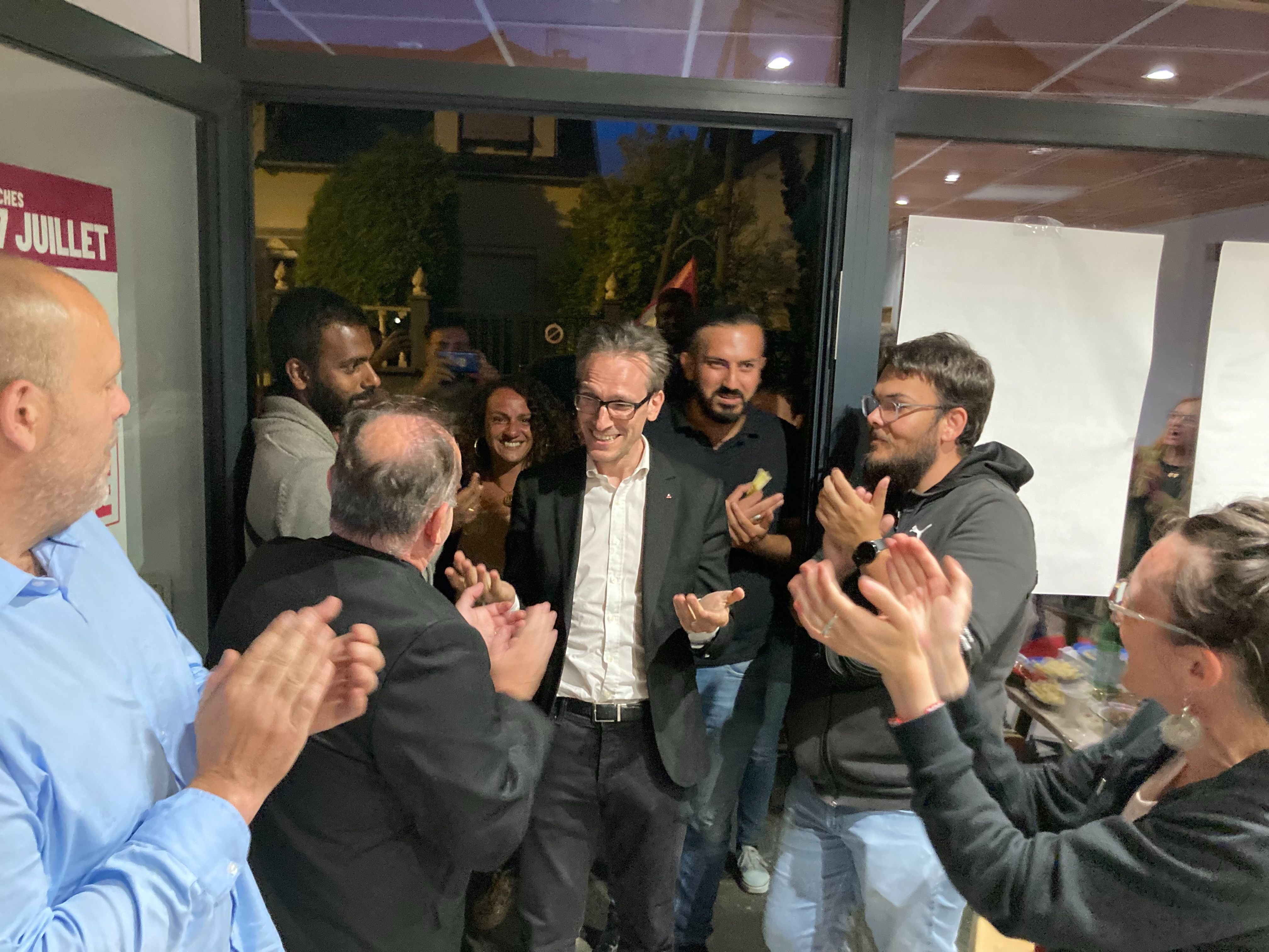 Arnaud Le Gall, gagnant de ce second tour face au RN, à son arrivée à son QG de campagne, rue Paul Vaillant‐Couturier à Goussainville. LP/Anne Collin