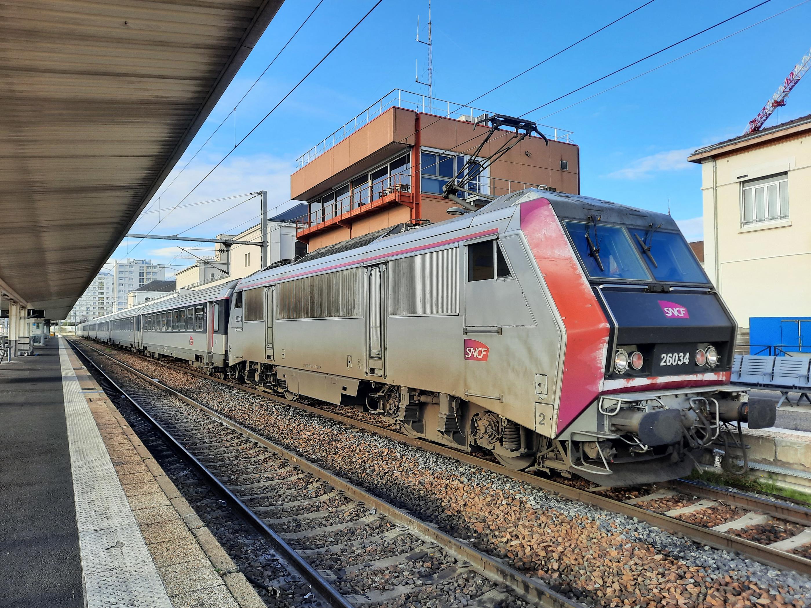 Le Clermont-Paris, ici au départ de la gare de Clermont-Ferrand, est tristement célèbre pour ses nombreux dysfonctionnements qui rendent fous les usagers. DR