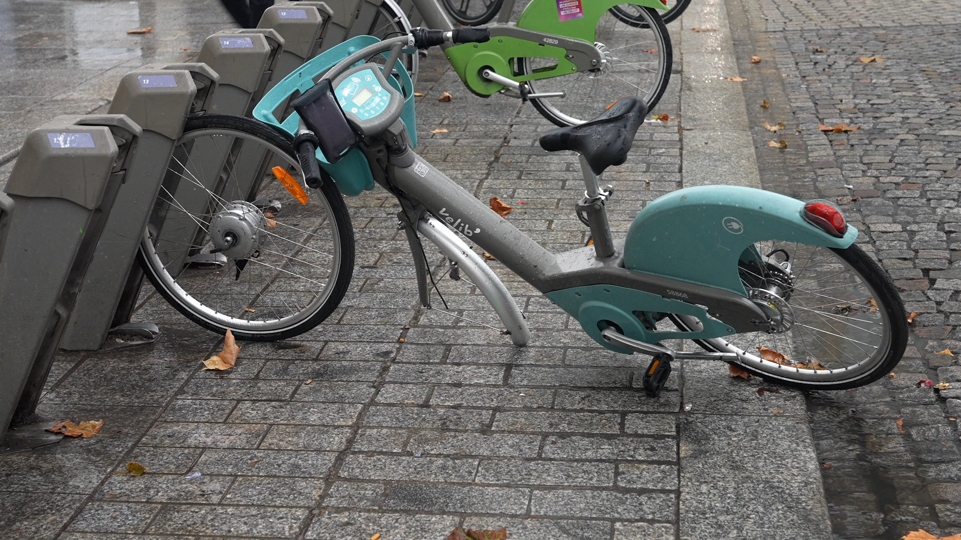 À gare du Nord, dans le Xe arrondissement de Paris, une carcasse de Vélib' patiente en station, le 3 octobre 2023