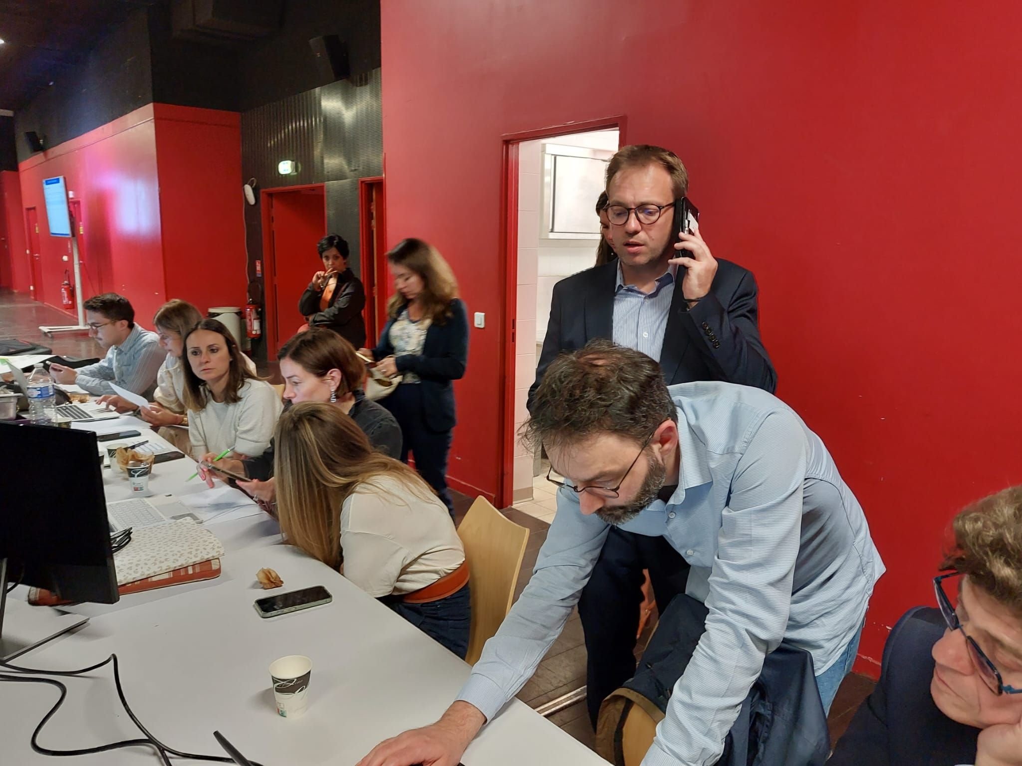 Clamart, ce dimanche 30 juin. Les équipe de Jean-Didier Berger (Libres !) (au téléphone), maire de Clamart et candidat dans la 12e circonscription, multiplient les appels pour consolider les chiffres de l'élection. LP/Anne-Laure Abraham