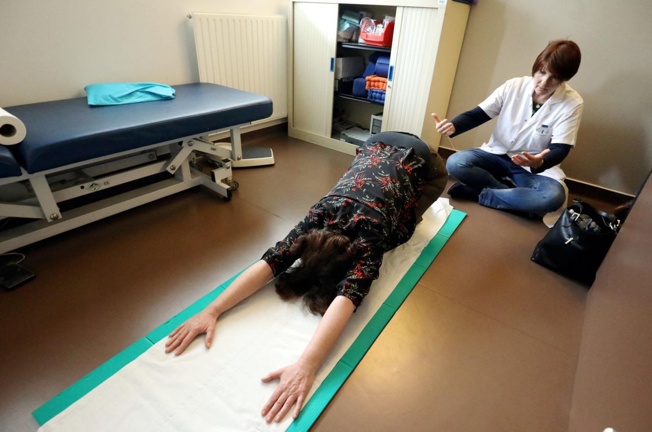 Jocelyne Borel-Kuhner (à droite, ici en 2019), médecin à l’hôpital de Pontoise a développé la yogathérapie lorsqu’elle était cheffe de service des urgences à Eaubonne. LP/Jean-Baptiste Quentin