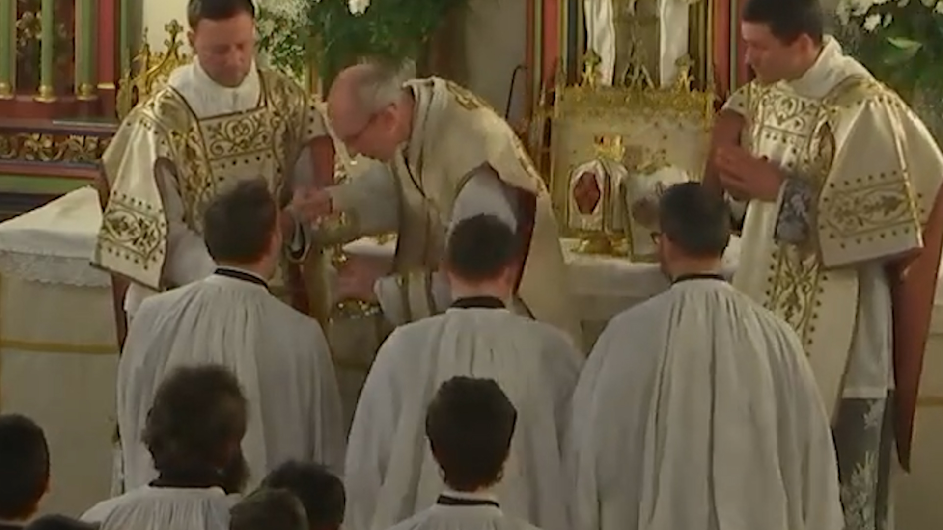 Extrait de la vidéo de la messe de Pâques, samedi 3 avril 2021, église Saint-Eugène à Paris (9e). Sans aucun respect des gestes barrière, des communiants (sans masque) reçoivent l'hostie des mains du prêtre (sans masque aussi) directement dans la bouche. (Youtube)