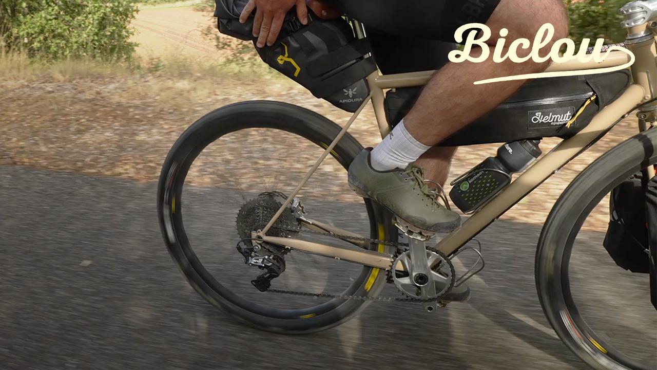 Un cycliste lors d'une randonnée en "Bikepacking"