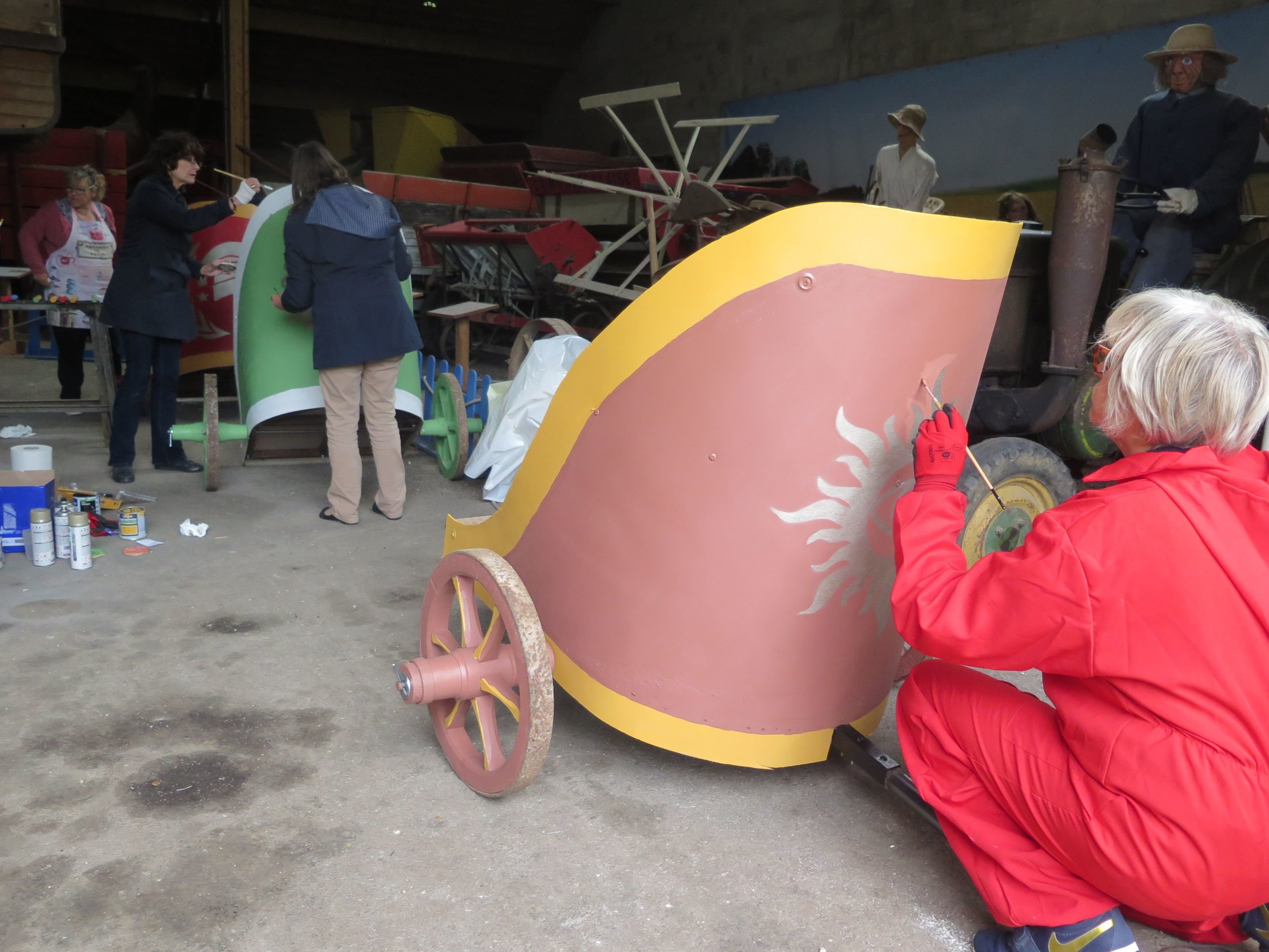 Une centaine de bénévoles ont organisé les Jeux antiques de Sagy (Val-d'Oise), construisant de toutes pièces chaque élément comme ici des chars, entreposés au musée de la moisson. LP/Marie Persidat