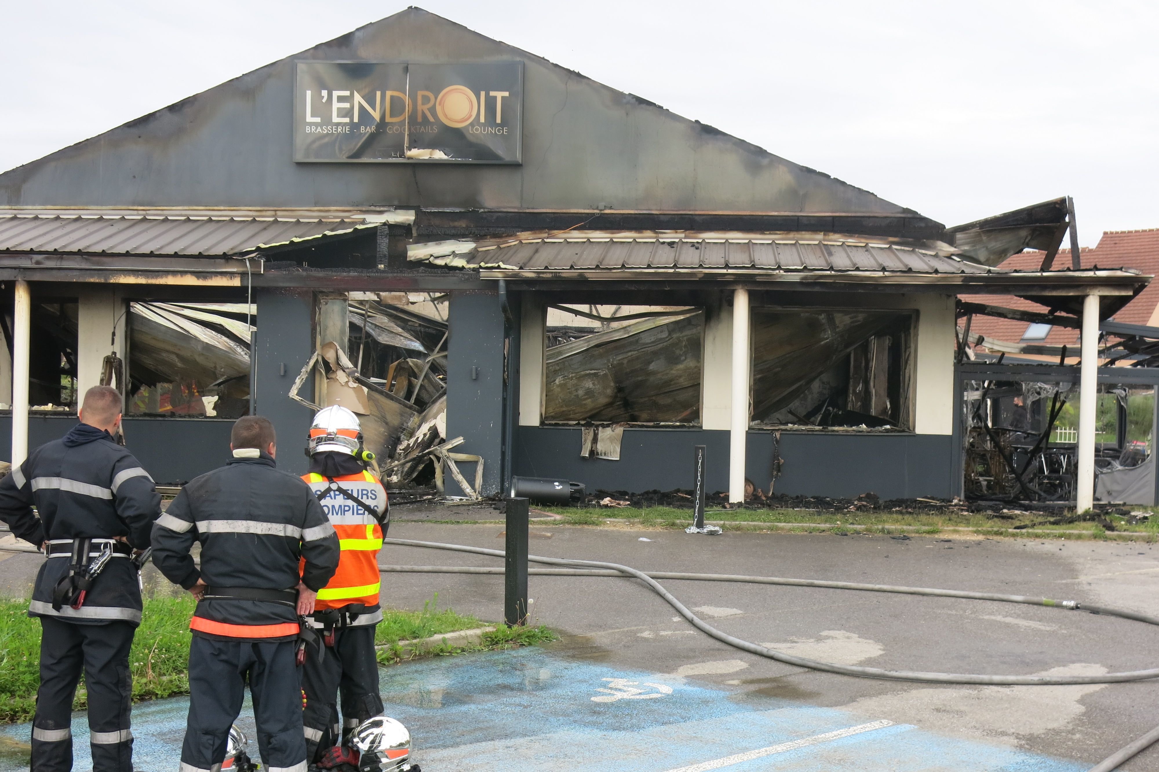 Villers-Saint-Paul, ce vendredi. Les dégâts subis par le restaurant sont considérables. LP/Alexis Bourdon