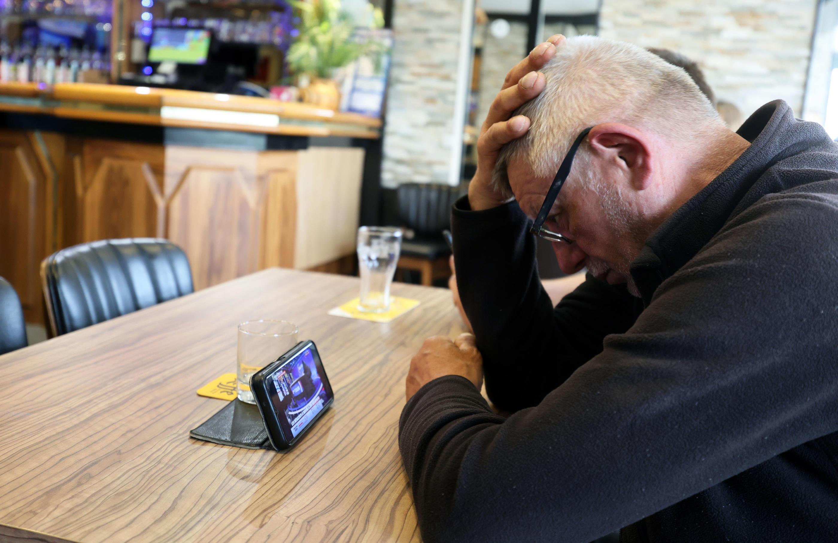 À l'annonce des résultats des législatives, dans un bar d'Hénin-Beaumont, Pascal a du mal à cacher sa déception : «S’il n’y avait pas d’arrangements dans tous les sens, on serait au pouvoir depuis longtemps !» LP/Franck Crusiaux