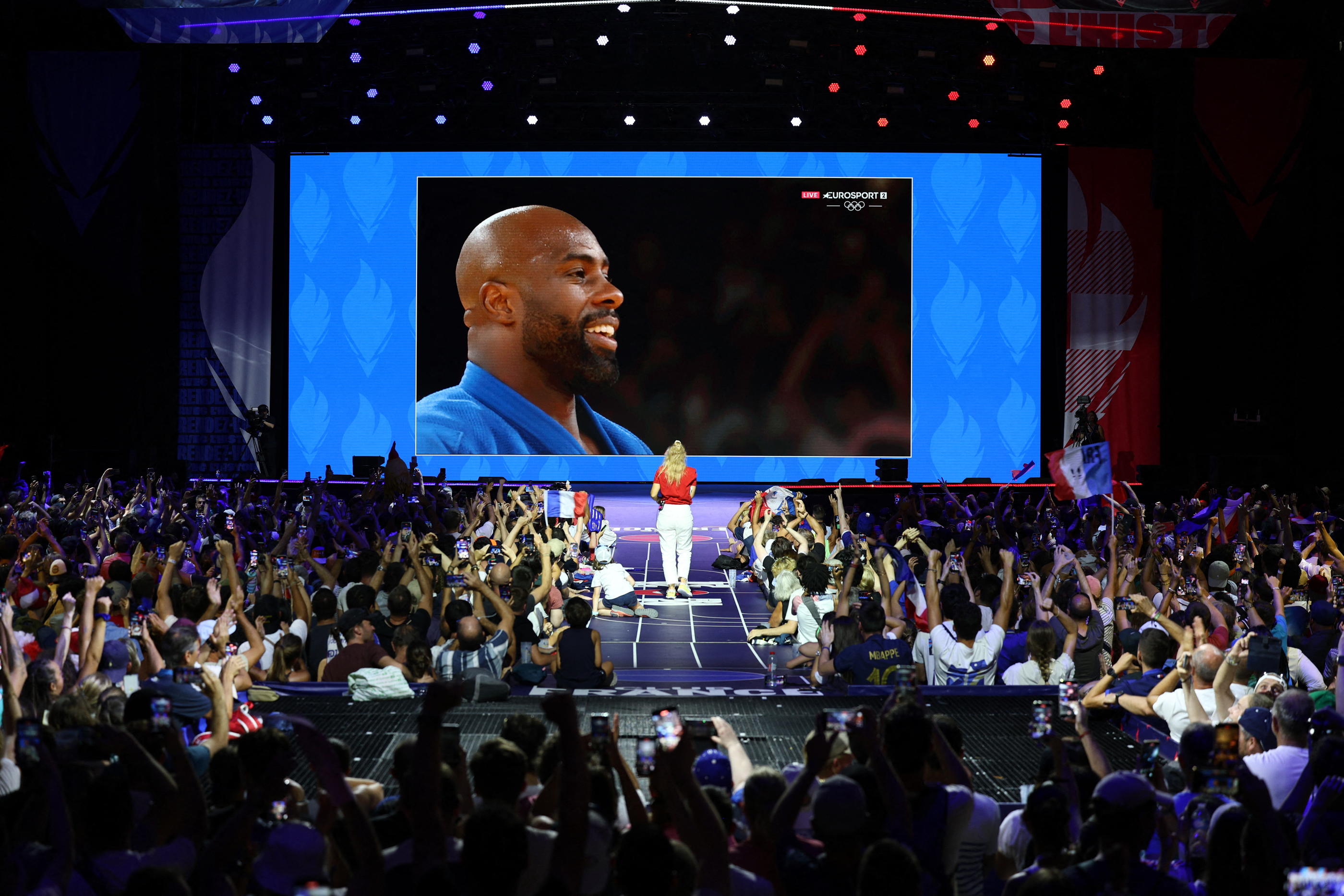 La Villette à Paris (XIXe), ce vendredi soir. La foule massée au Club France a partagé un moment d'émotion collective pour le sacre de Teddy Riner. ABACA/Raphael Lafargue