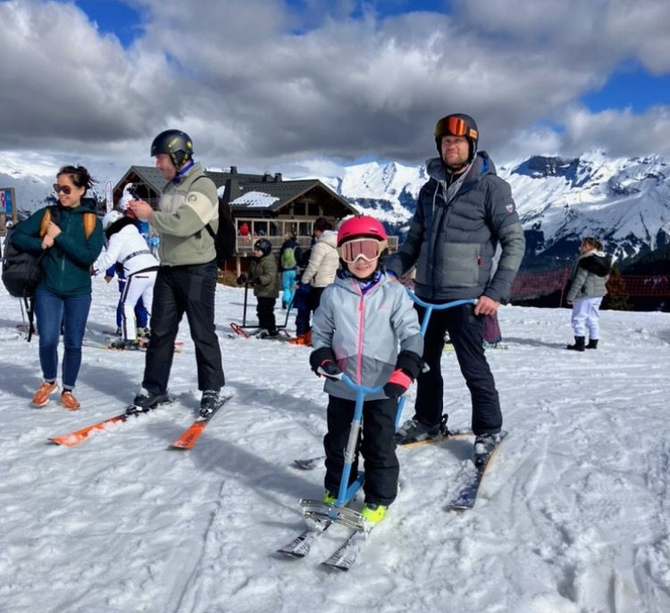 Julien Bonnaire et sa fille Edith qui, malgré son handicap, a pu apprendre le ski sur une trottinette des neiges. DR