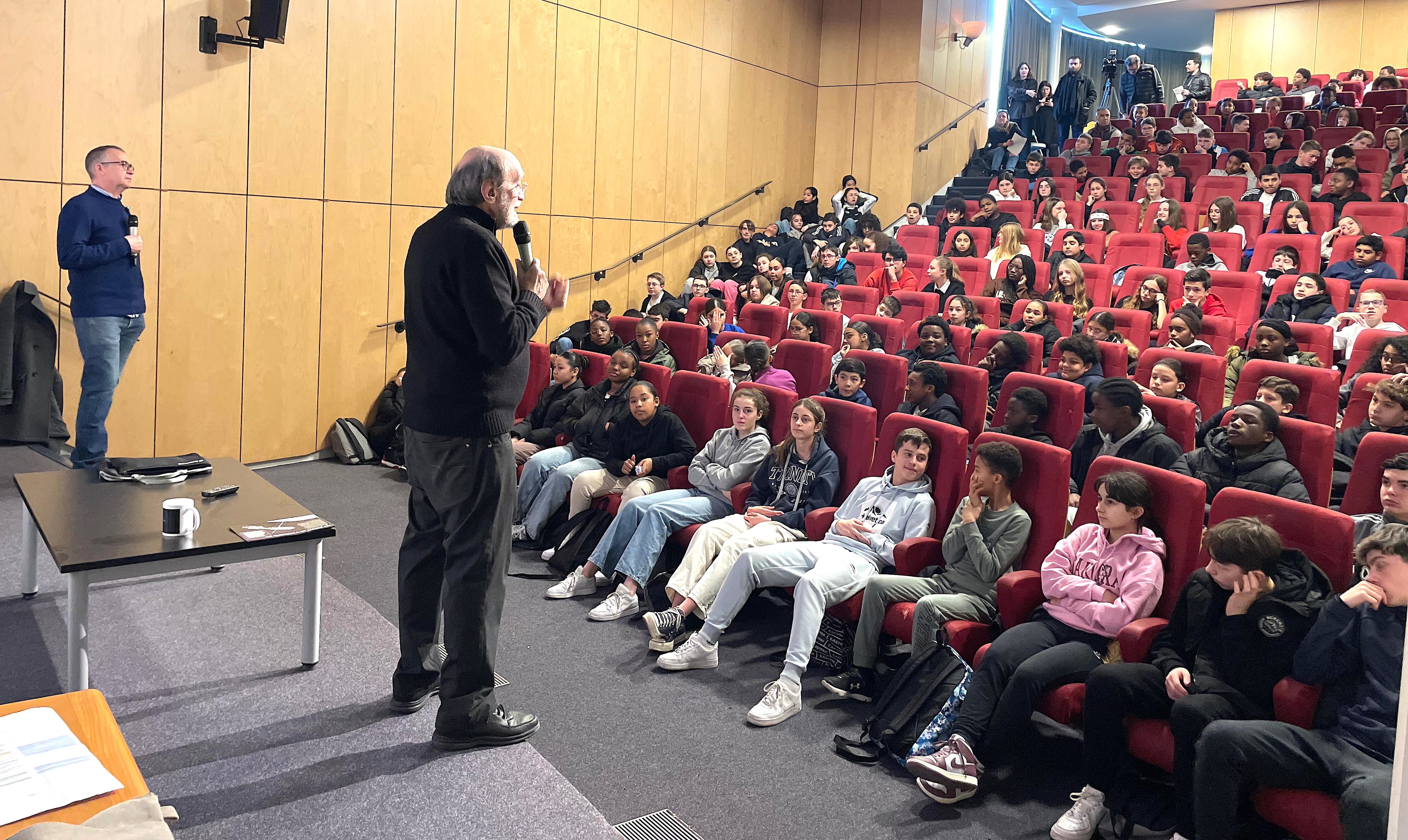 Michel Viso et Philippe Clerc ont rendu l’espace et les métiers de l’astronautique accessibles aux collégiens troyens. LP/Stéphane Magnoux