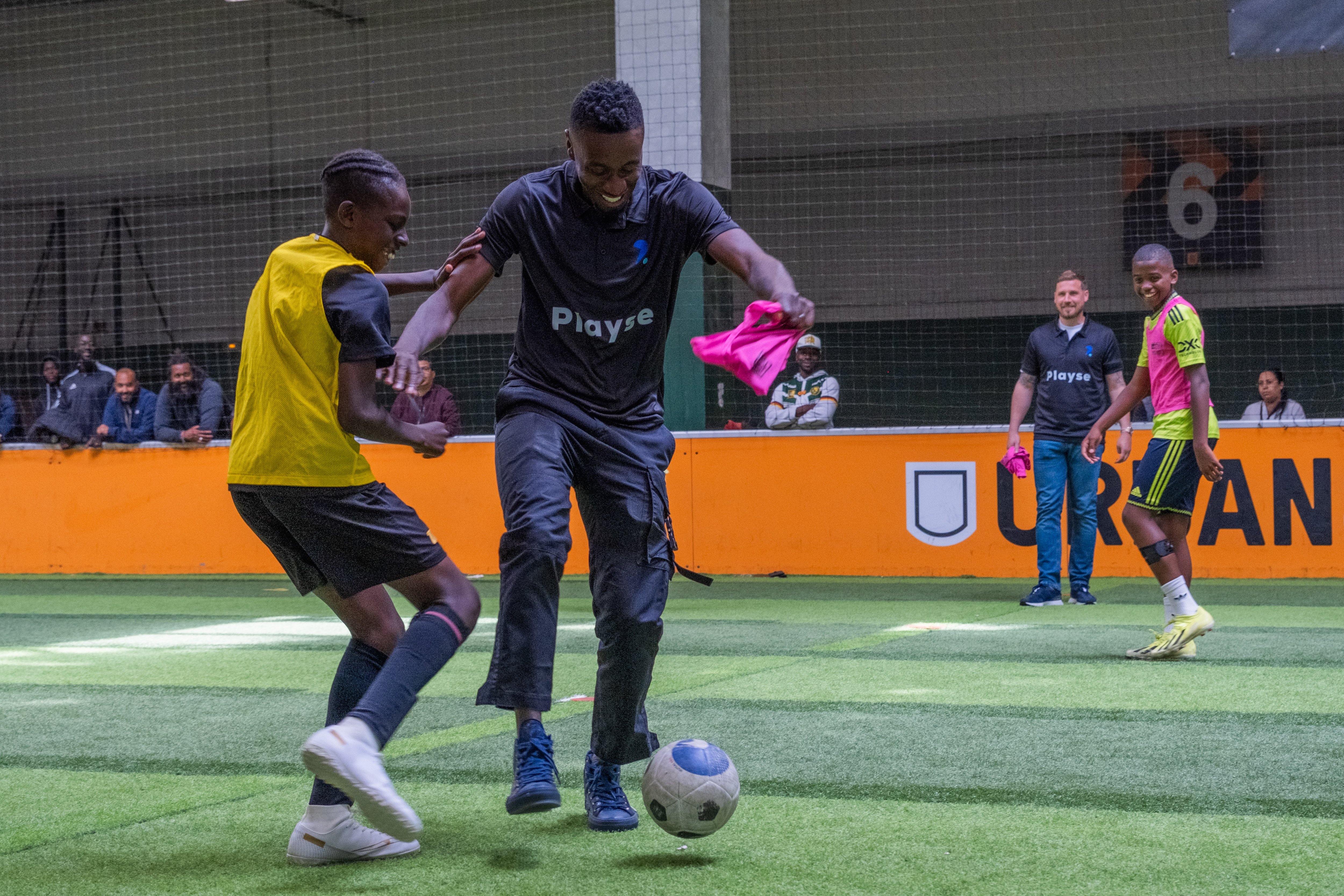 Blaise Matuidi a profité de cette journée pour jouer avec les enfants. LP/Léo Vignal