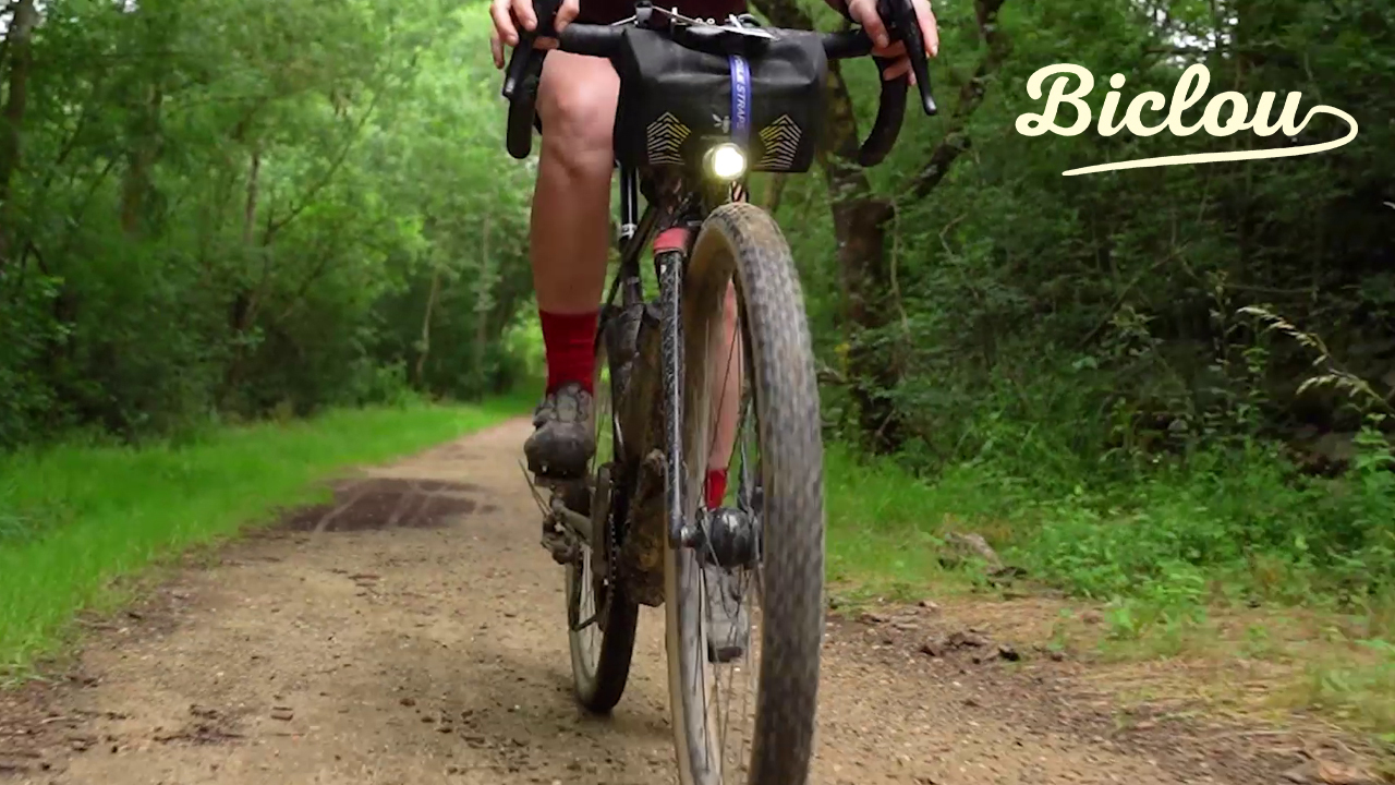 Sophie Gateau sur son gravel bike à Angers