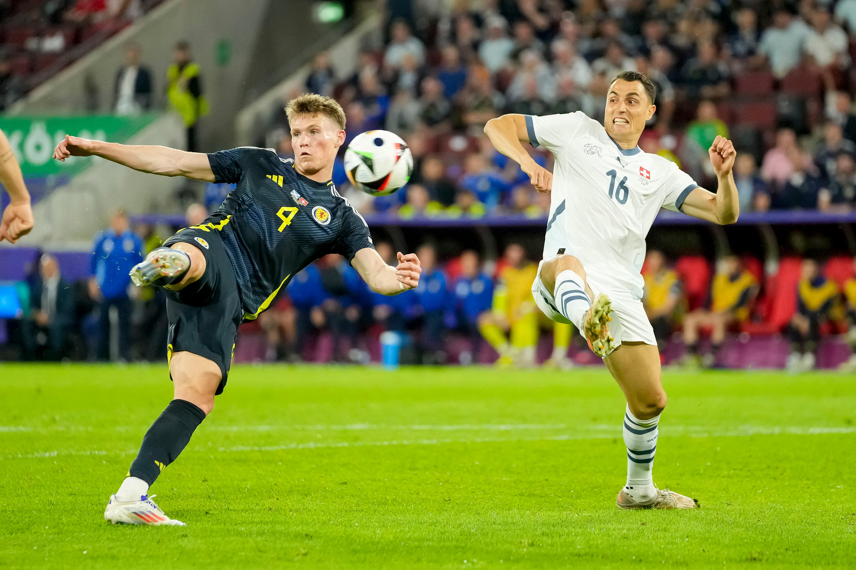 Au terme d'une rencontre animée, l'Écosse de McTominay et la Suisse de Sierro se sont quittés sur le score de un but partout. DeFodi Images/Icon Sport