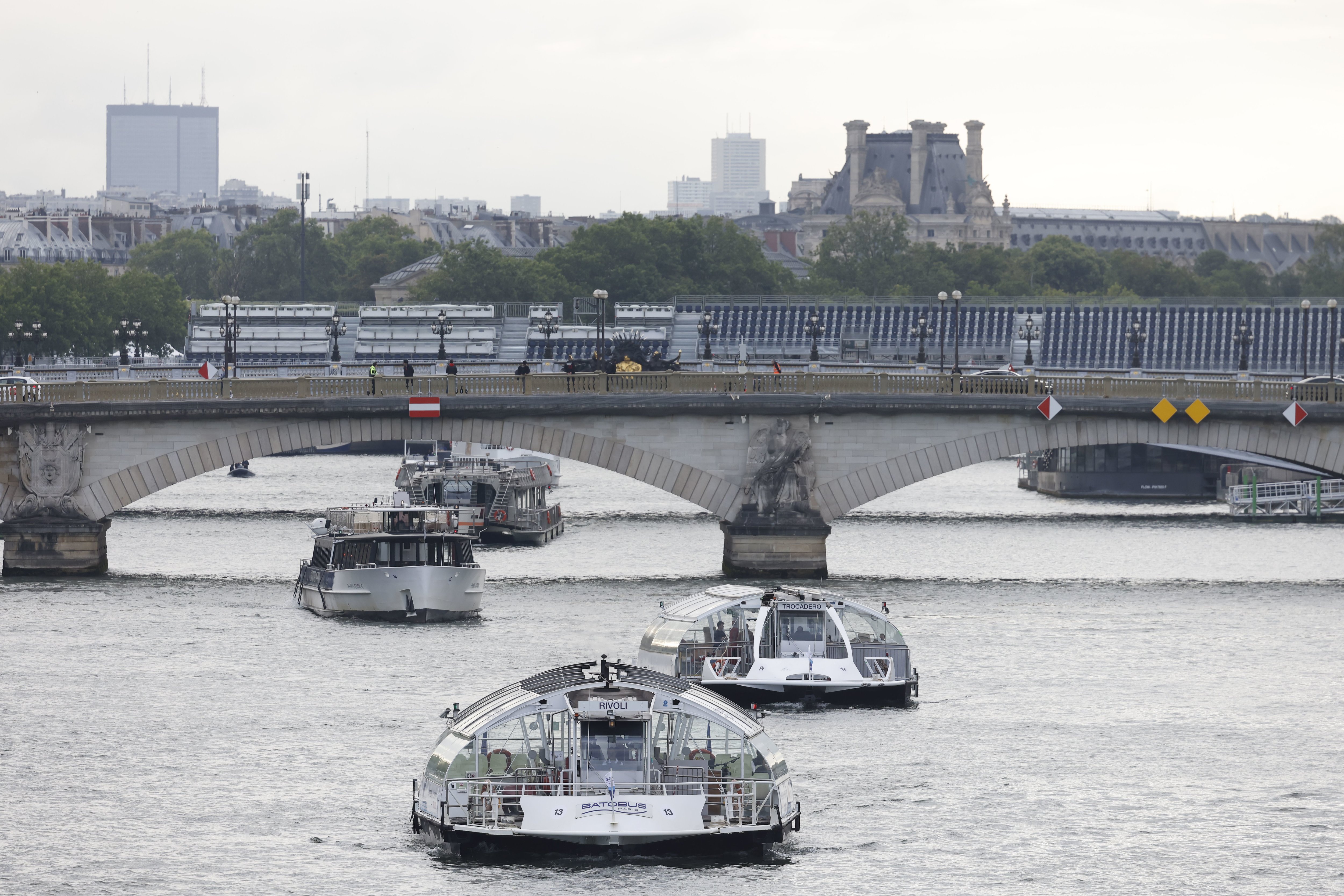 Paris, lundi 17 juin 2024. Cinquante-cinq bateaux ont défilé sur la Seine pour un test technique en vue du 26 juillet. Une répétition générale se tiendra dans une semaine. LP/Olivier Corsan