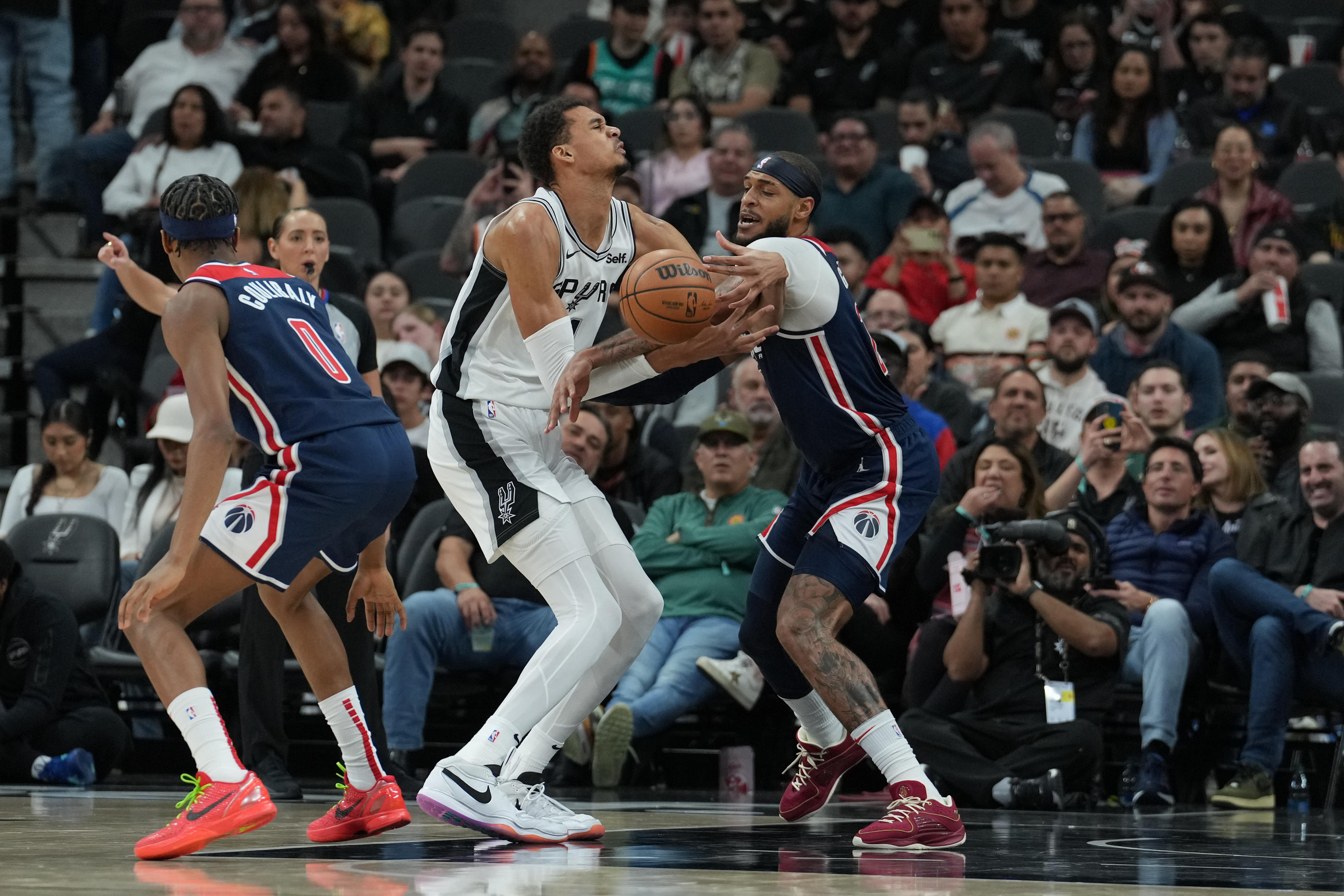 Victor Wembanyama et les Spurs ont été en grande difficulté face à Bilal Coulibaly (à gauche) et Daniel Gafford des Washington Wizards (Daniel Dunn-USA TODAY Sports/Sipa USA - Photo by Icon Sport).