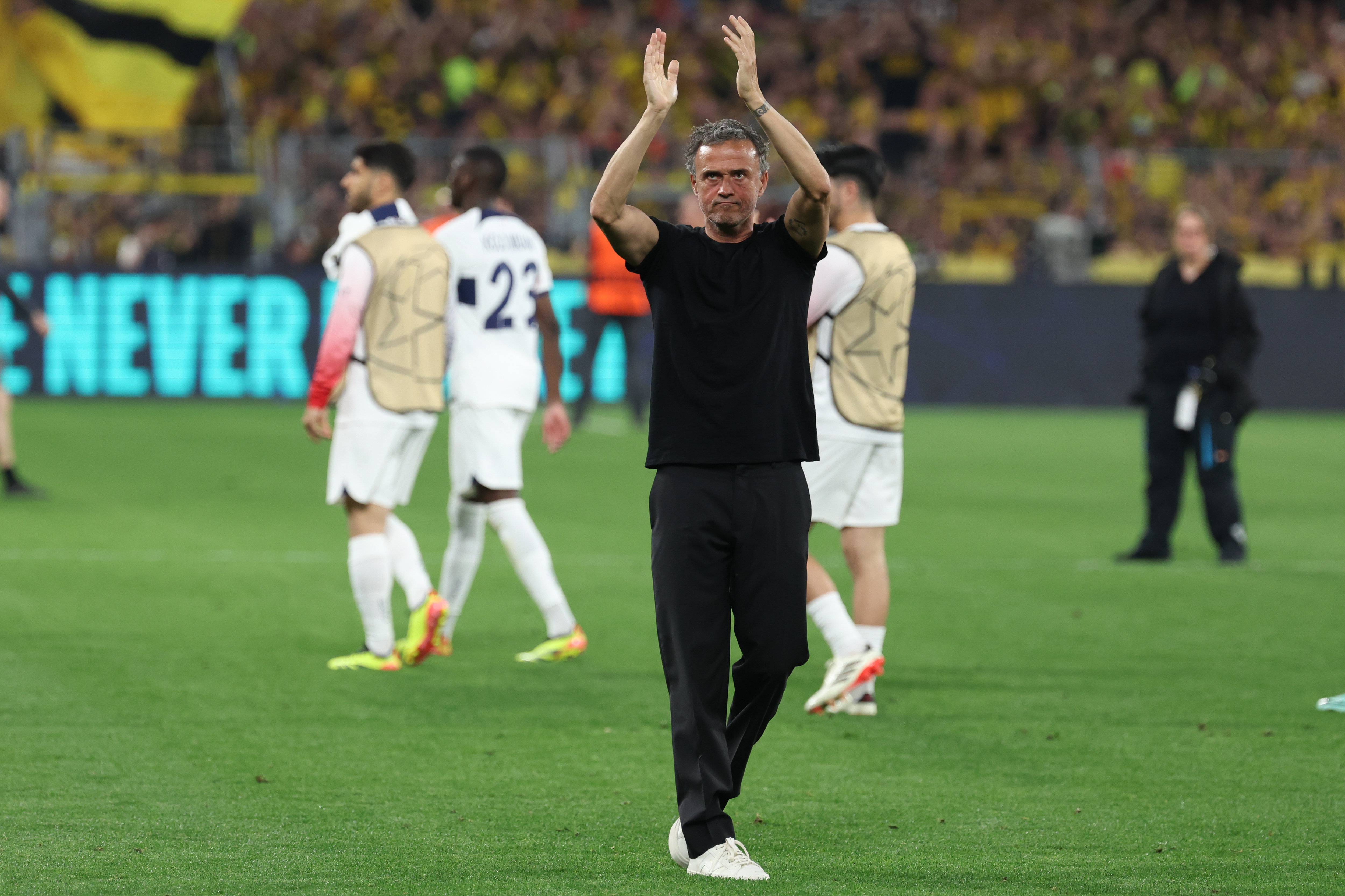 Luis Enrique applaudit les 3800 supporters parisiens qui ont fait le déplacement à Dortmund mercredi soir. Comme un appel au soutien pour le match retour mardi prochain. LP/Arnaud Journois