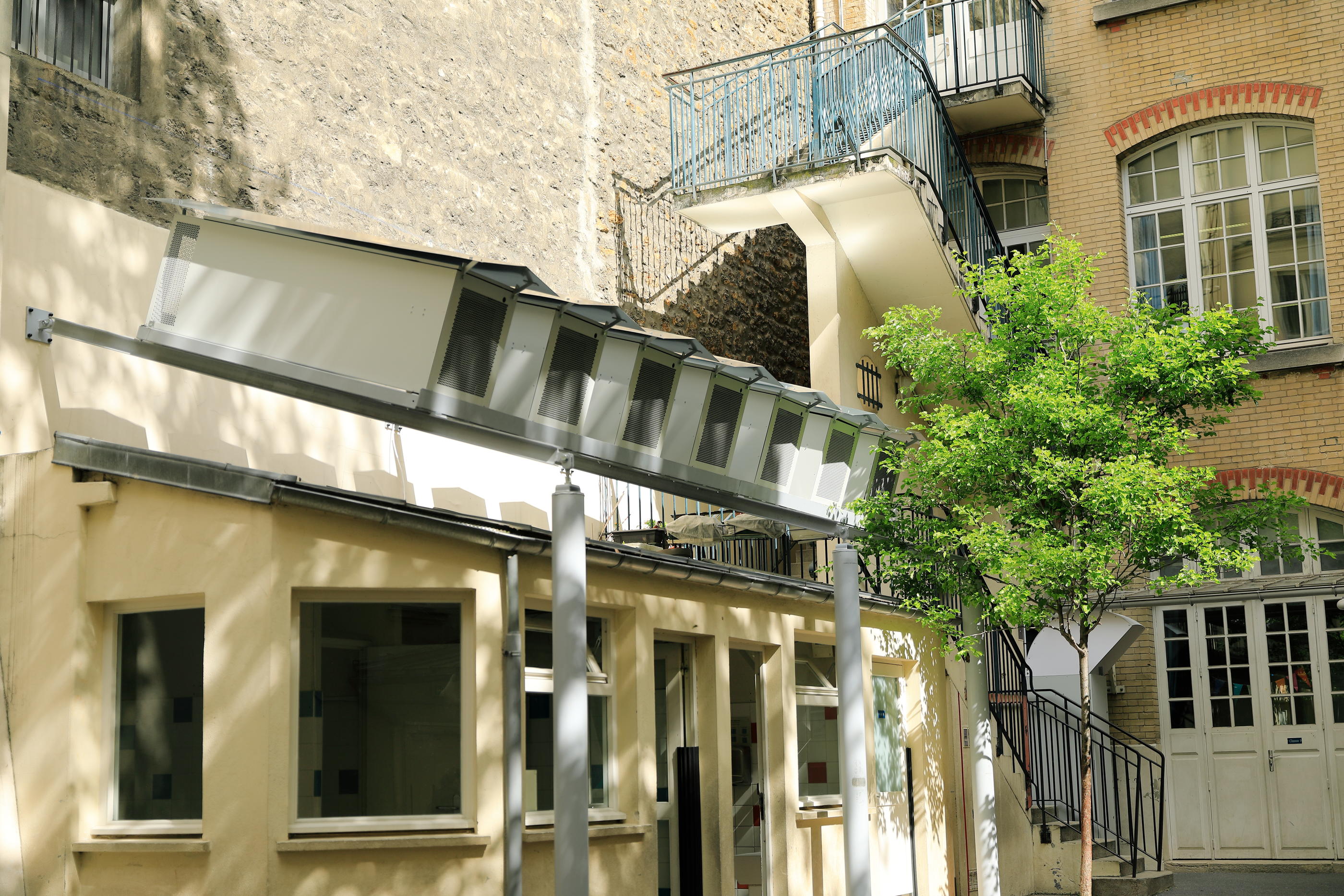 Quand on met en marche ce drôle de dispositif dans la cour de l'école de la rue de la Victoire (Paris IXe), un tiers de la pollution extérieure disparaît. Alain Paris