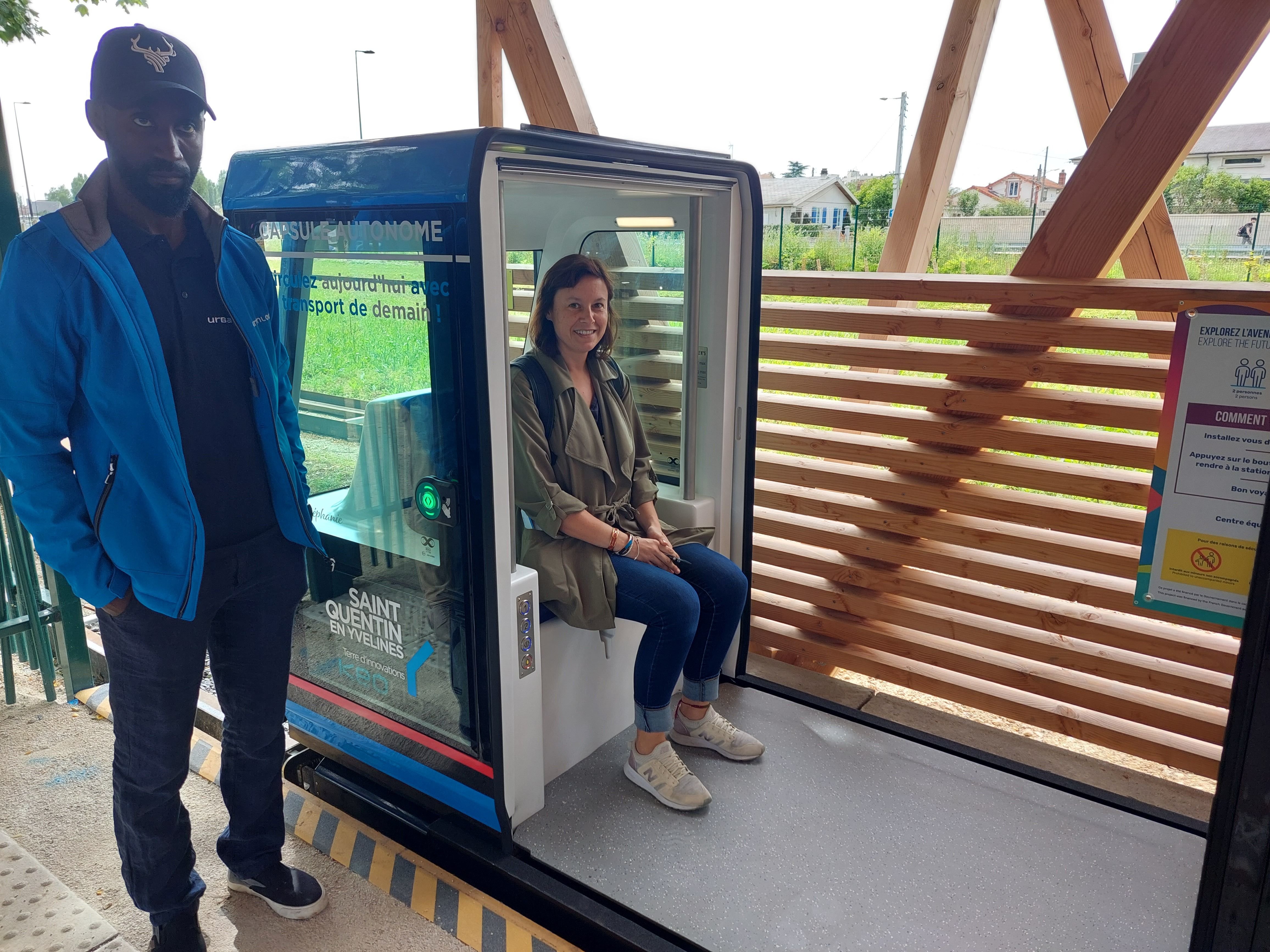 Trappes (Yvelines), vendredi 28 juin. L'Urbanloop se contrôle de l'intérieur avec un système de boutons permettant d'indiquer au véhicule sa destination. LP/Virginie Wéber