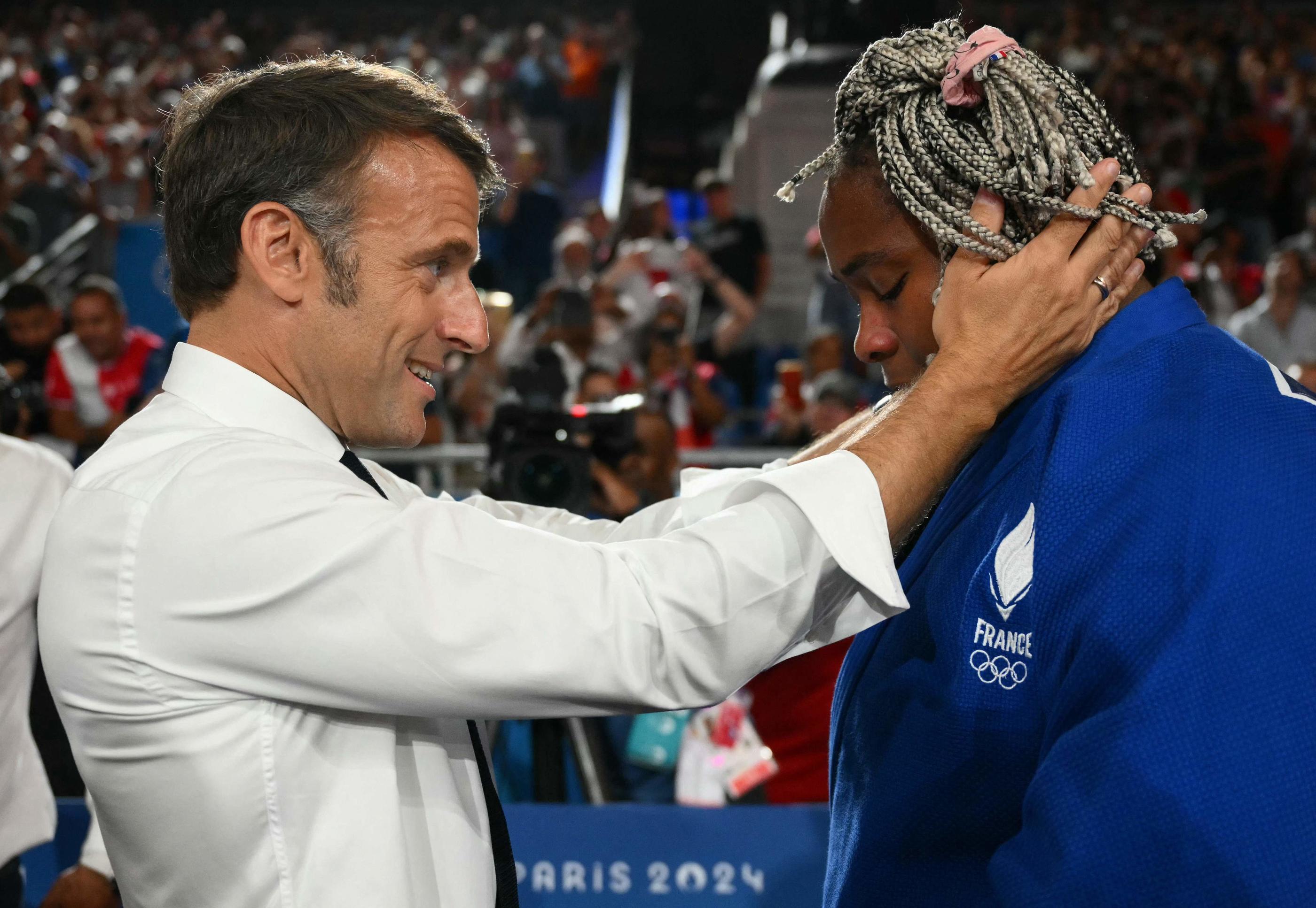 Paris, Champs de Mars Arena (VIIe arrondissement), ce vendredi 2 août. Emmanuel Macron était en premières loges pour congratuler Teddy Riner et consoler Romane Dicko. AFP/Luis Robayo