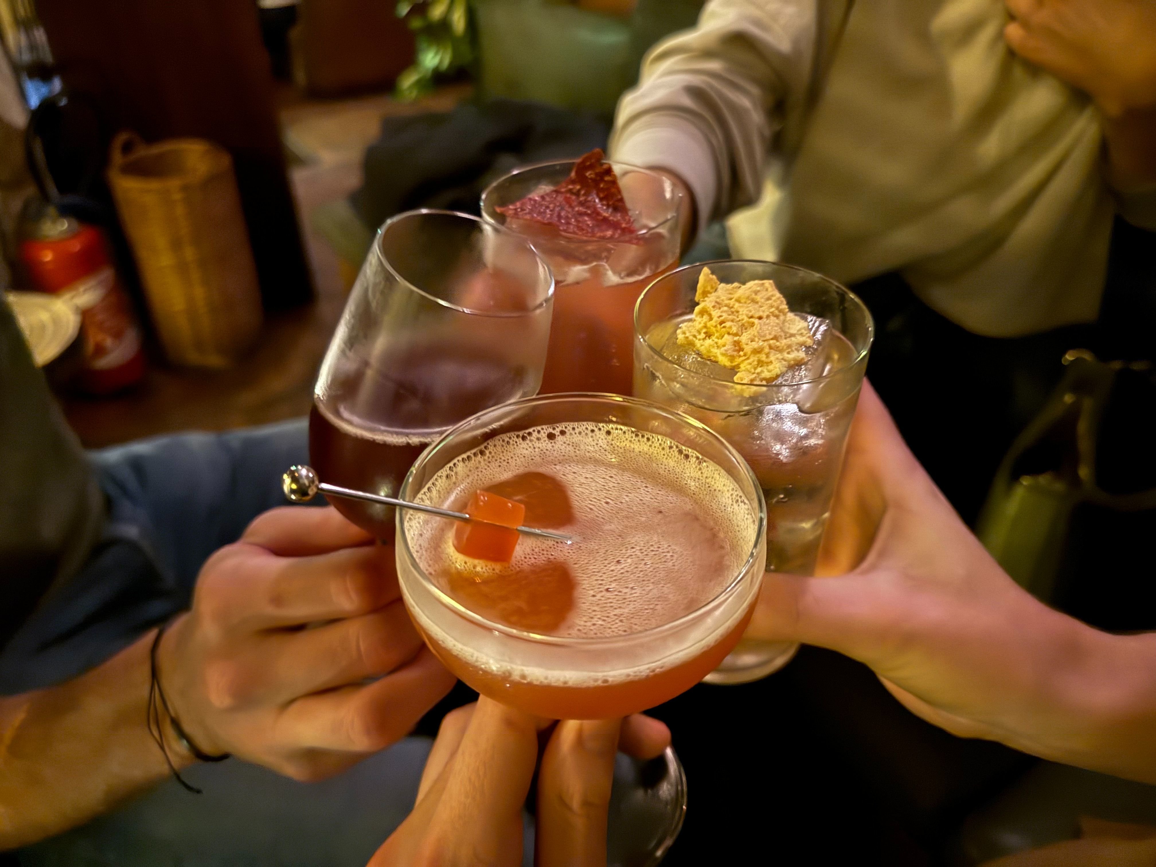 The Cambridge Public House est un bar ouvert il y a cinq ans dans le Marais. Il propose des cocktails à 14 euros le verre en moyenne. LP/Paul Abran