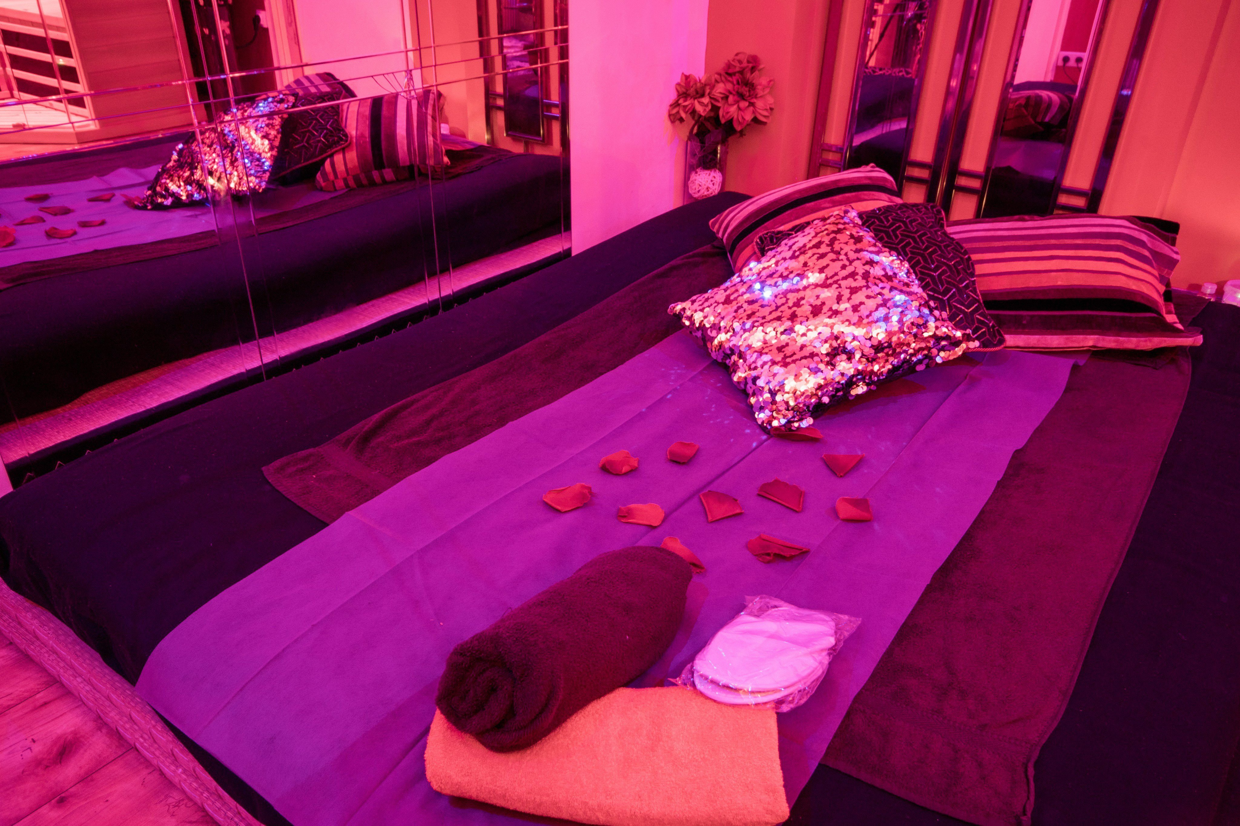 Ce salon de massage du Xe arrondissement de Paris, qui proposait des formules comme le «VIP surprise» ou le «massage tantrique naturiste réciproque», a été fermé par les enquêteurs de la BRP le 11 avril dernier. Twitter@viproomspa