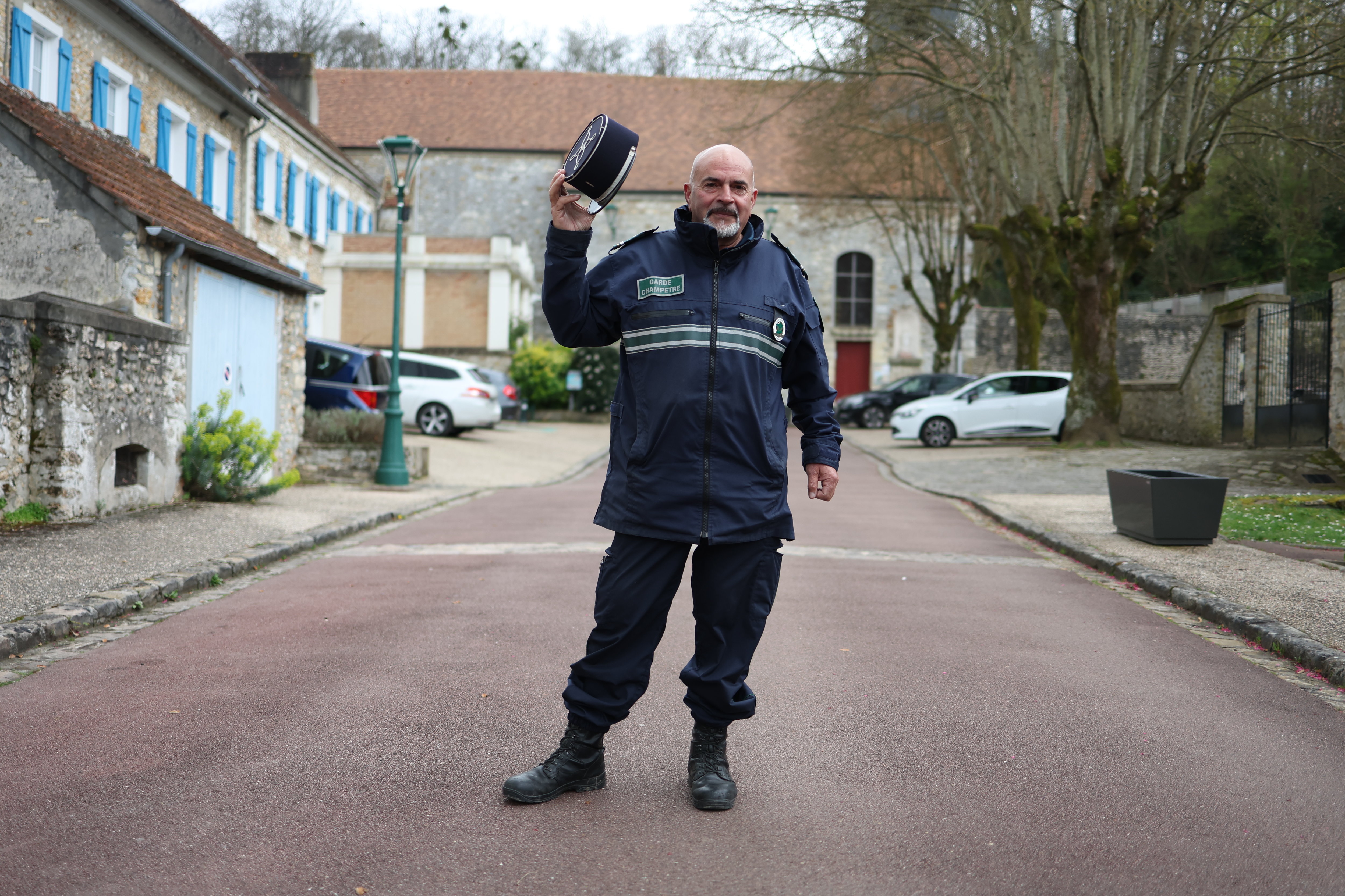 Villiers-Saint-Frédéric (Yvelines), mardi 2 avril. Entre autres multiples attributions, Jean-Hughes Robert est «assermenté pour le bruit» et pour arrondir les angles entre voisins. Il repère également les infractions au code de l’urbanisme. LP/Arnaud Journois