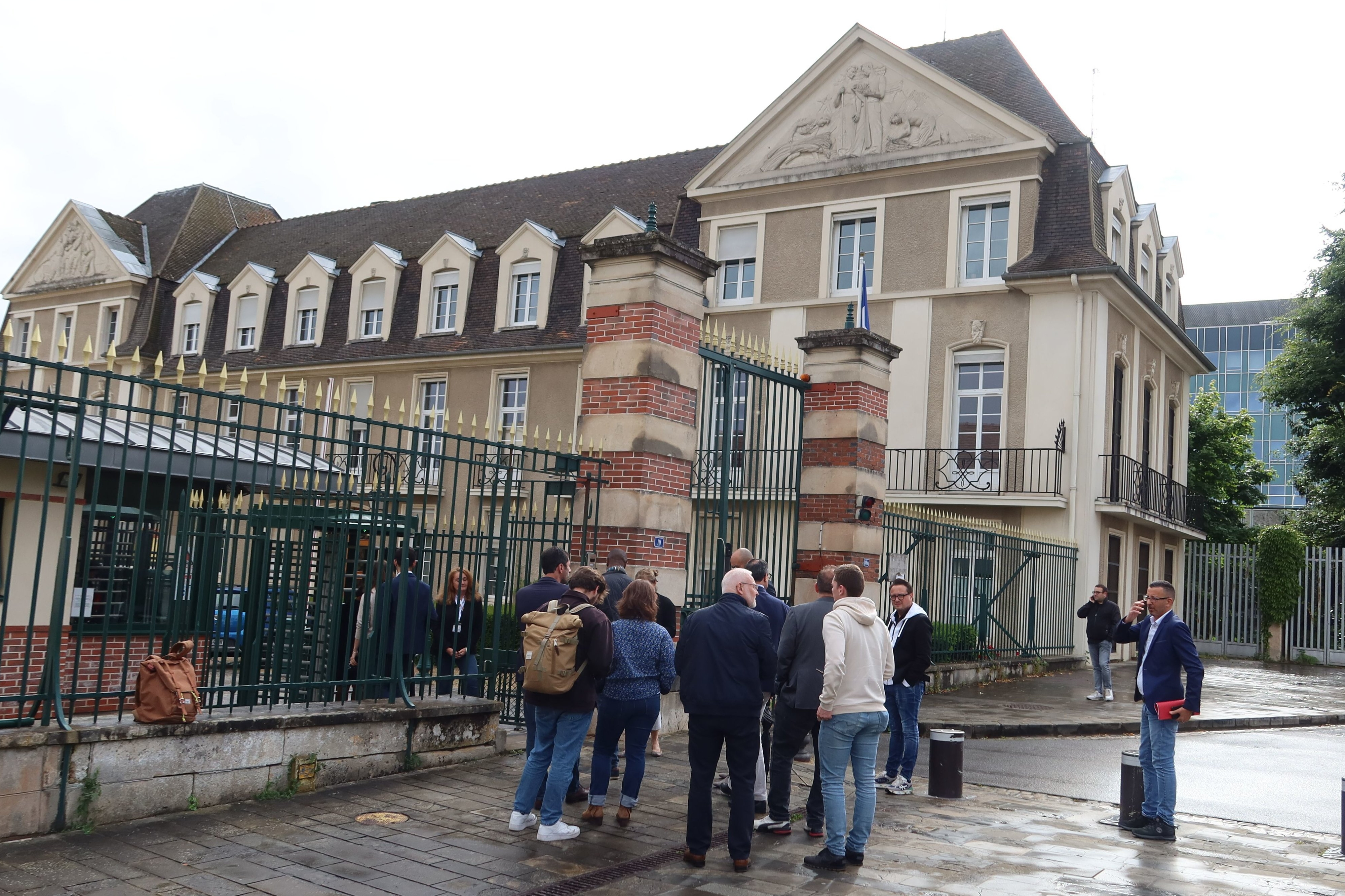 Melun, dimanche 16 juin. Le tirage au sort des listes pour les affichages s'est tenu à la préfecture. Seuls les candidats et leur entourage étaient autorisés à y assister. Les portes se sont ouvertes pour eux à 18 h 15. LP/S.R.