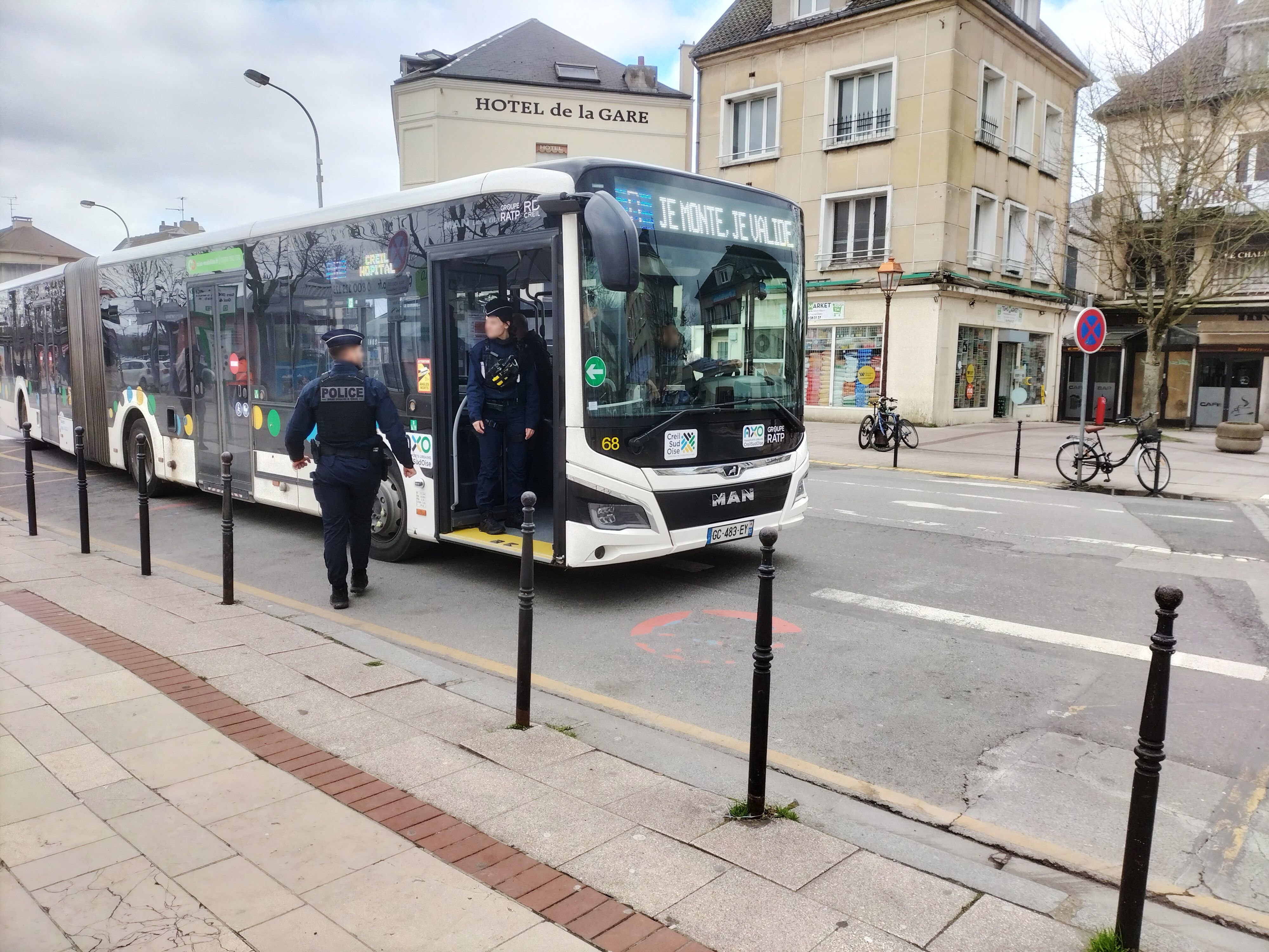 Creil (Oise), vendredi 23 février 2024. L'opération "place nette" s'est poursuivie dans le quartier de la gare à Creil, avec des contrôles routiers et dans les transports en commun. LP/Octave Odola