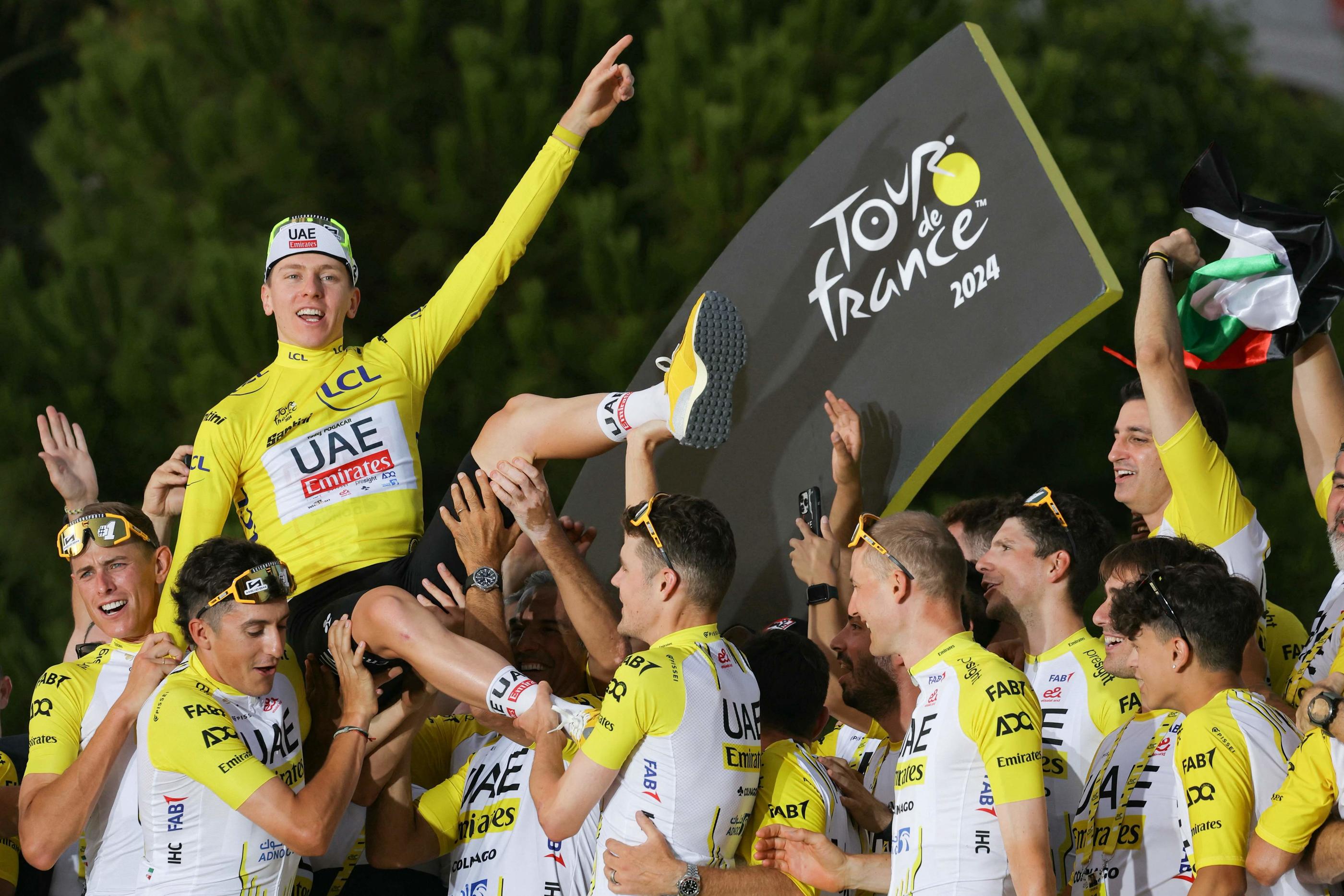 "Ce moment avec toute l’équipe sur le podium à Nice, c’était spécial dans mon cœur. Ça m’a touché", a confié Tadej Pogacar. (Photo by Thomas SAMSON / AFP)