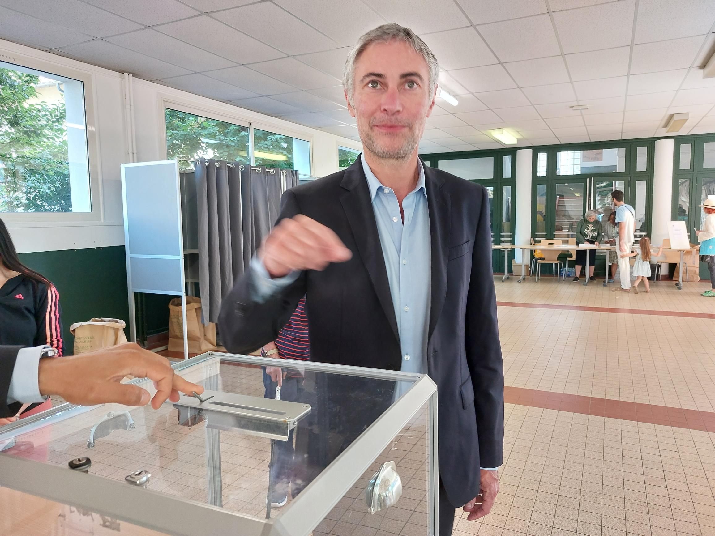 Le Raincy (Seine-Saint-Denis), ce dimanche 30 juin. Le député sortant Jérôme Legavre (LFI) est en tête avec 45 % des suffrages exprimés, devant le candidat du RN Jean-François Périer. LP/Nathalie Revenu.