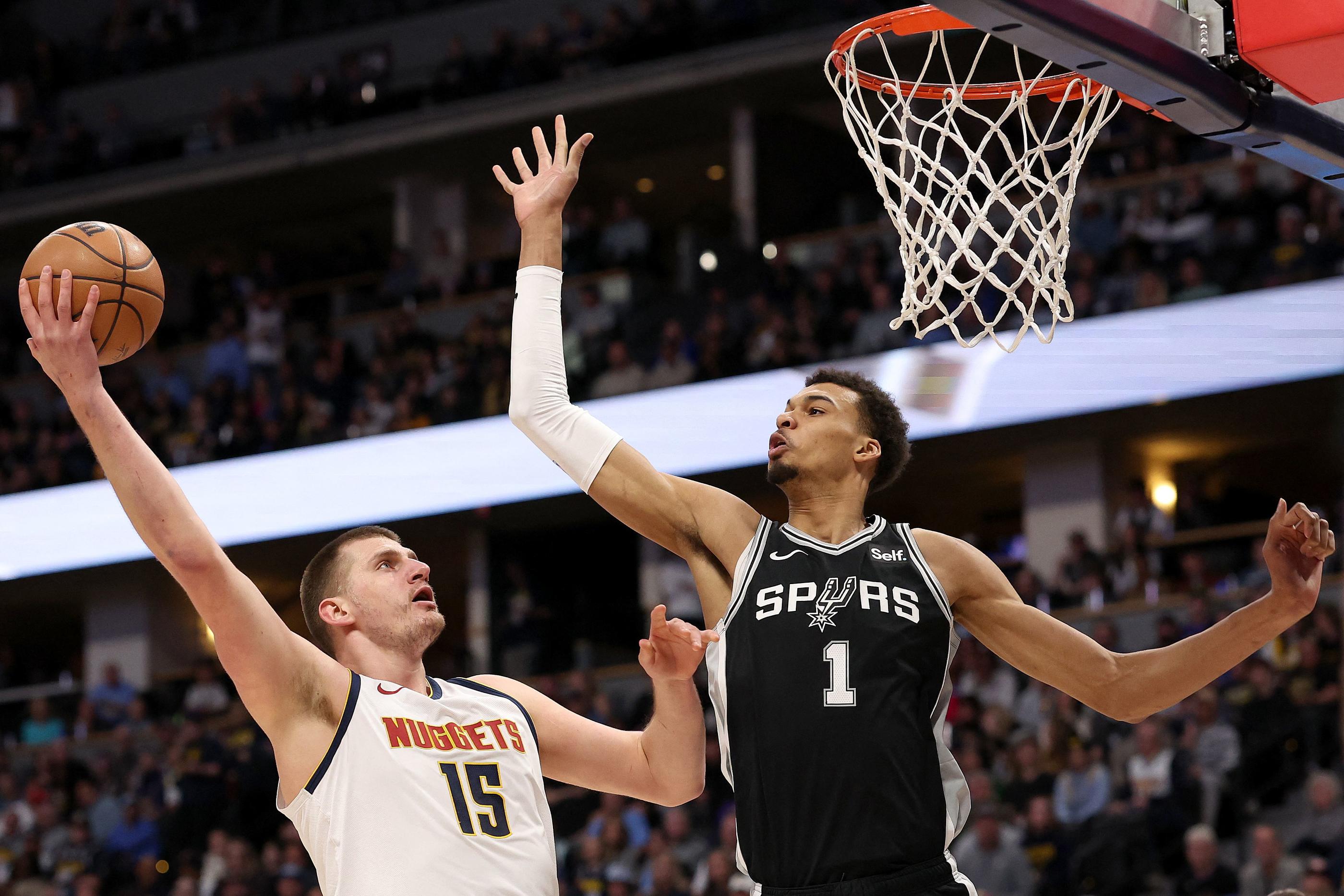 Nikola Jokic et Victor Wembanyama ont été face à face deux fois en NBA cette saison. Ils se retrouvent avec leurs sélections ce vendredi. MATTHEW STOCKMAN/Getty Images via AFP