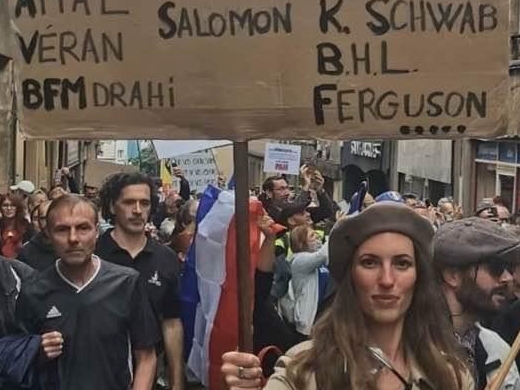 Metz (Moselle), le 7 août. Cassandre Fristot, une professeure d'allemand remplaçante qui avait brandi une pancarte recouverte de noms juifs lors d'une manifestation anti-pass sanitaire, « a été suspendue à titre conservatoire » par l’Éducation nationale. Capture Twitter
