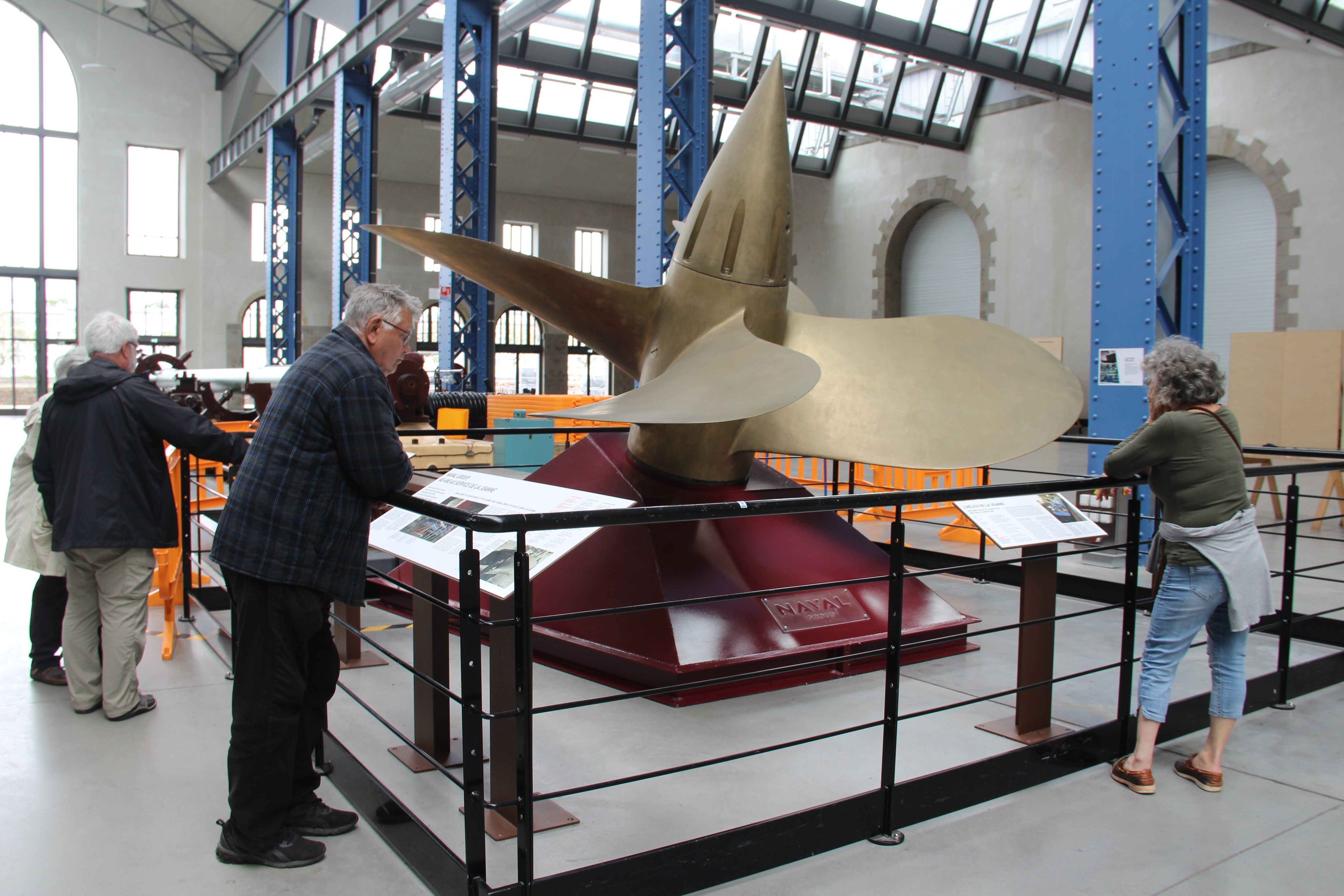 Dans la salle des machines des Capucins, à Brest, le grand hall des anciens ateliers abrite une des anciennes hélices de la « Jeanne d’Arc ». LP/Nora Moreau