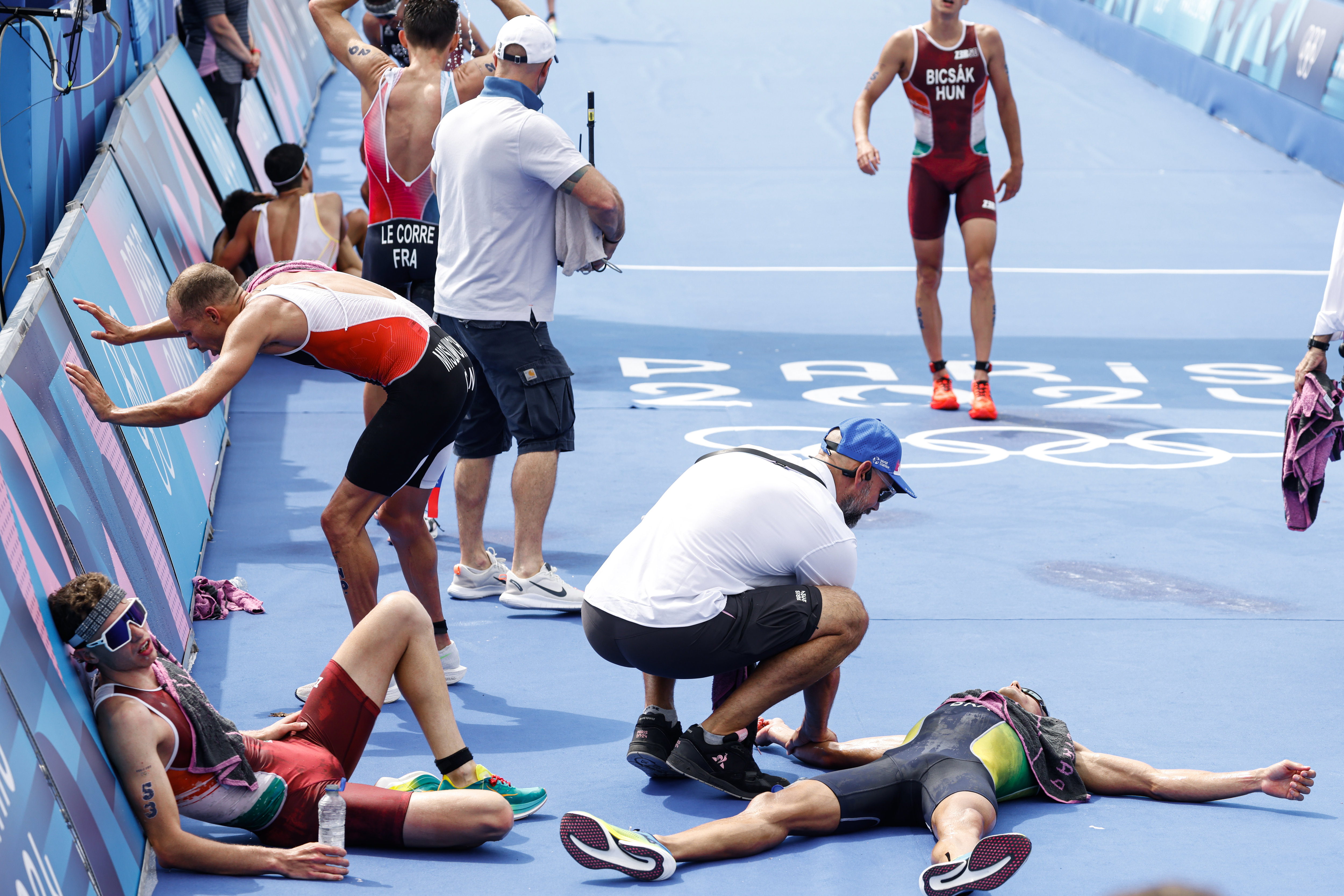 Le Canadien Tyler Mislawchuk (debout, les mains contre la barrière), a été vu en train de vomir à plusieurs reprises lors de l'épreuve du triathlon. Il dément les rumeurs qui voudraient que la Seine soit responsable. LP/Olivier Corsan