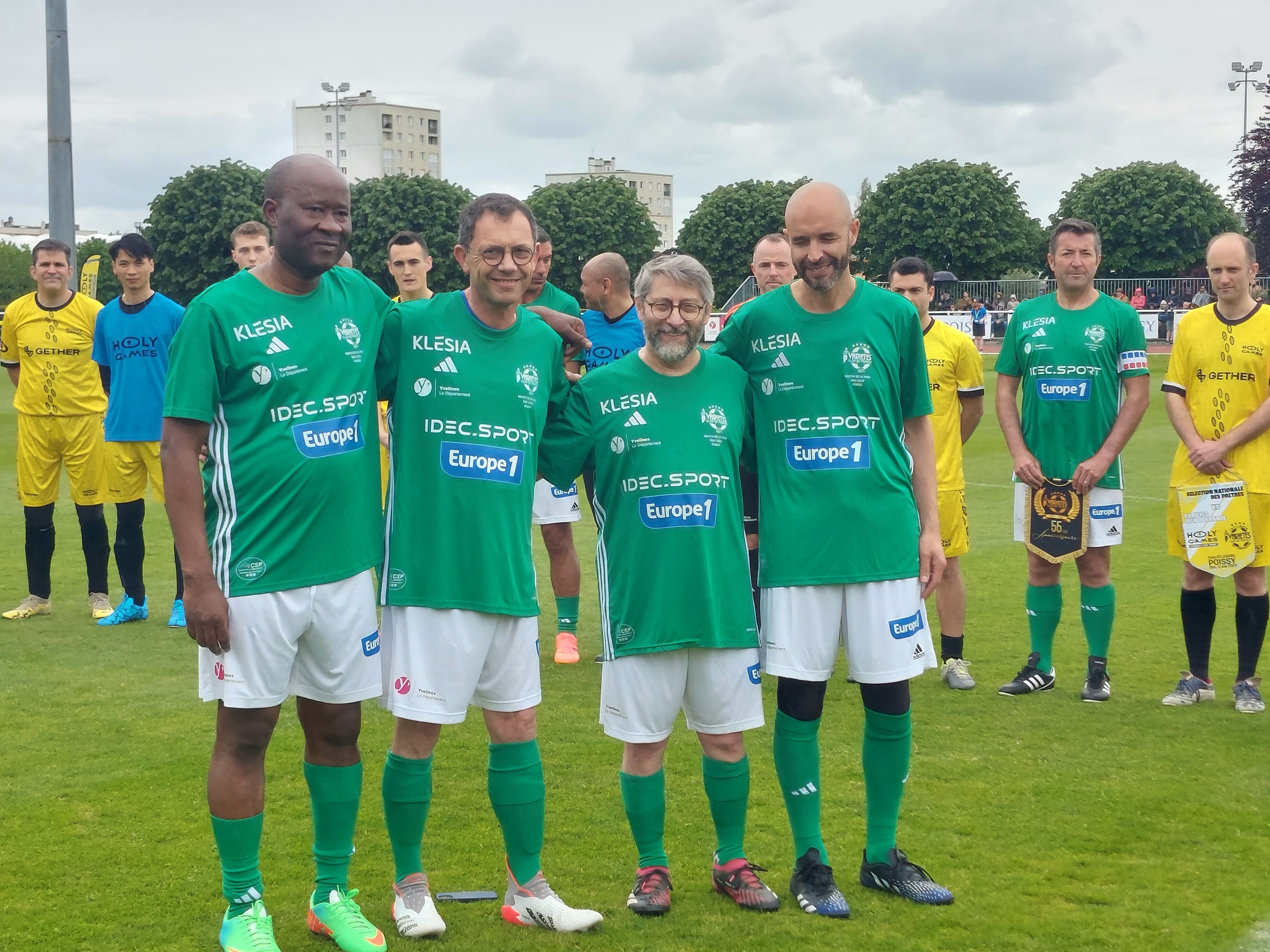 Poissy (Yvelines), ce dimanche 5 mai. Dans l'équipe du Variétés Club de France figuraient des représentants des quatre grands cultes. LP/Virginie Wéber