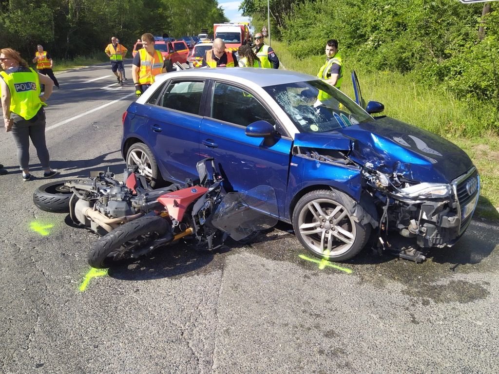 Chevry-Cossigny, ce mercredi après-midi. La collision entre une Yamaha et une Audi A1 au carrefour de la D 471 et de la D 216 s'est soldée par la mort du motard. La police a lancé un appel à témoins. DR