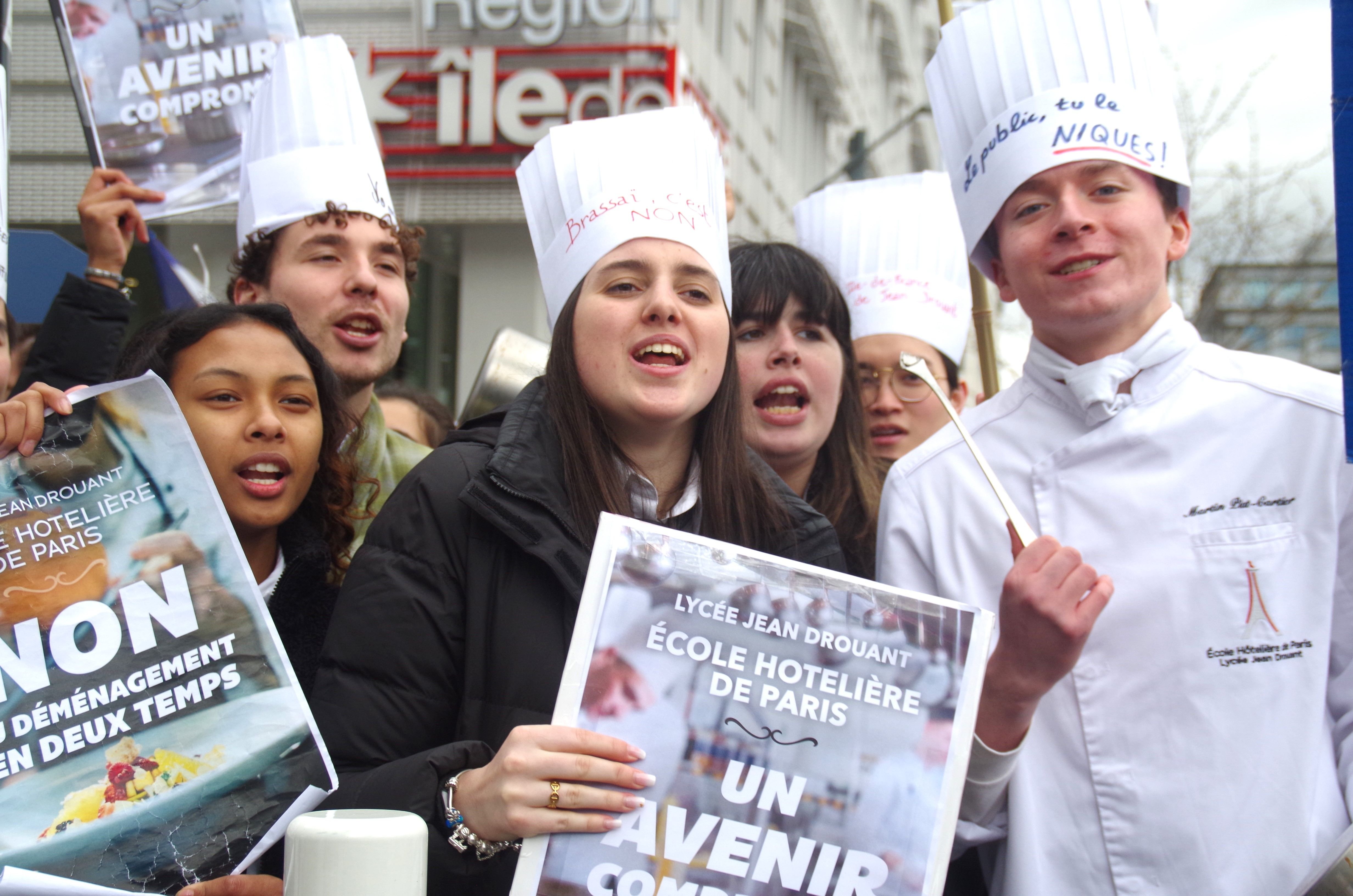 Saint-Ouen (Seine-Saint-Denis), ce mercredi. Plus de 120 élèves, enseignants et parents d'élèves du lycée Drouant se sont rassemblés devant le siège du conseil régional d'Ile-de-France. LP/Alexis Bisson