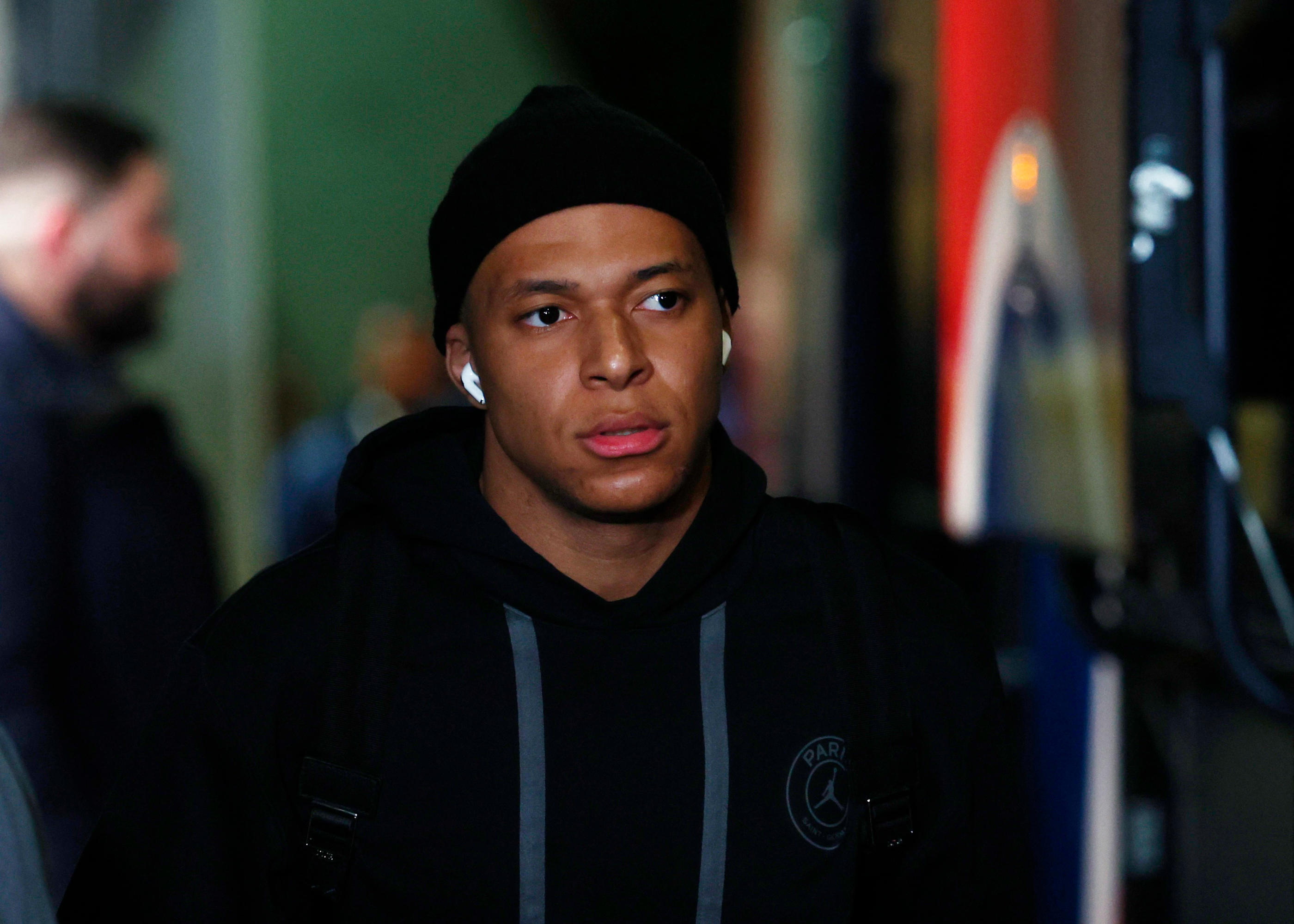 A Nantes ce samedi soir, Kylian Mbappé sera remplaçant tout comme Ousmane Dembélé. La star n'avait pas le sourire en arrivant à la Beaujoire. REUTERS/Stephane Mahe