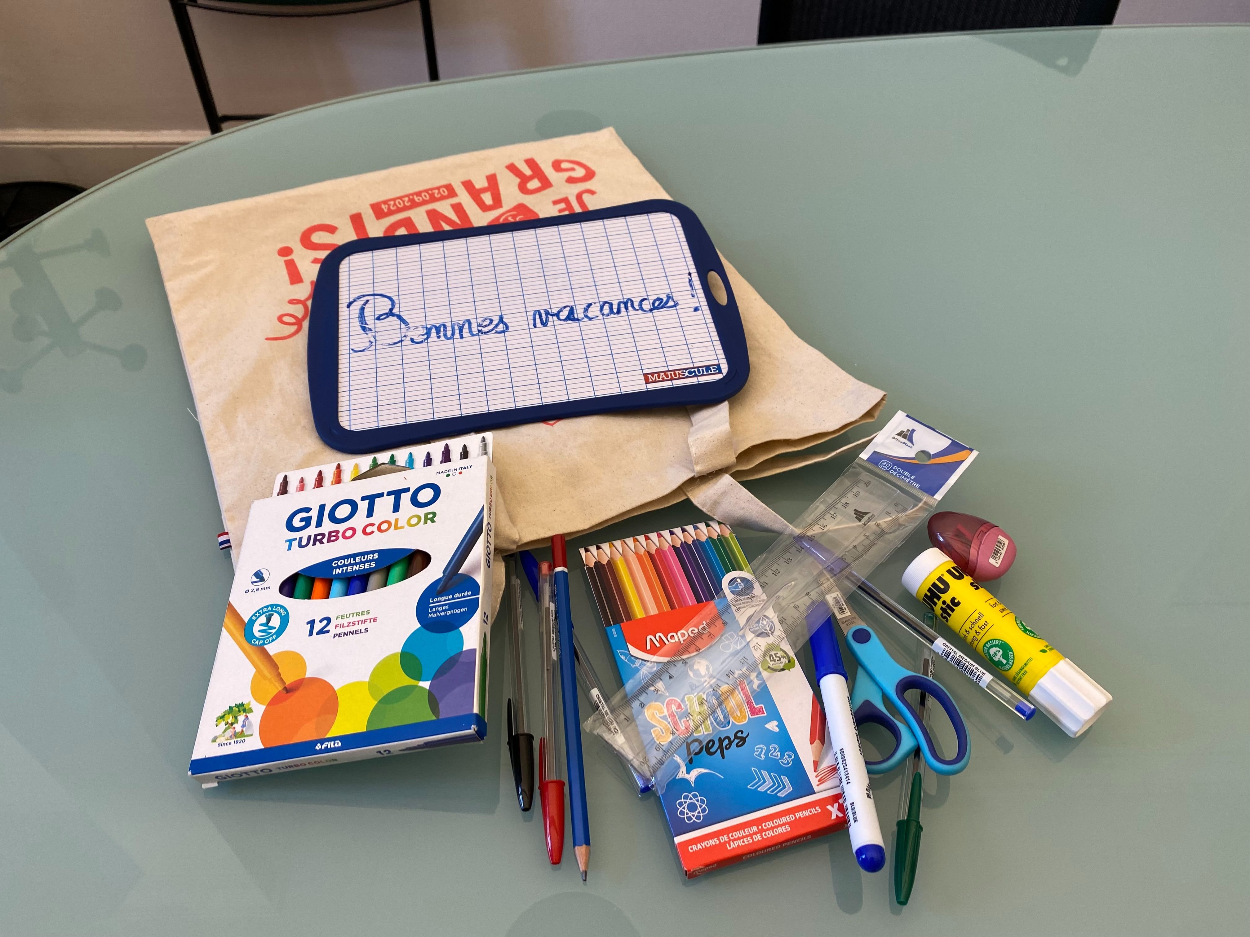 Paris (IVe), le 10 juillet. Le kit de fournitures scolaires offert aux nouveaux élèves de CP à la rentrée 2024 contient tout le matériel essentiel : ardoise, stylos, feutres et crayons, colle, gomme... LP/Auguste Canier