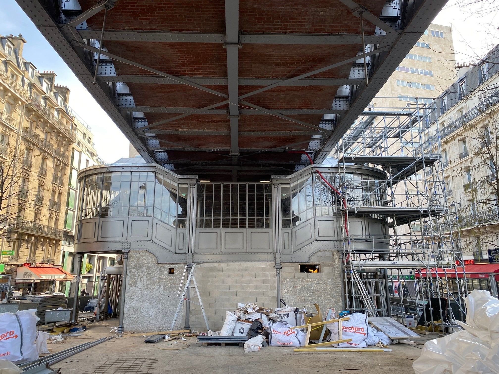 La station Bir-Hakeim (Paris, XVe), dont les escaliers et mezzanines viennent d'être rénovés, sera à nouveau desservie par les métros à partir du lundi 5 février. LP/Benoit Hasse