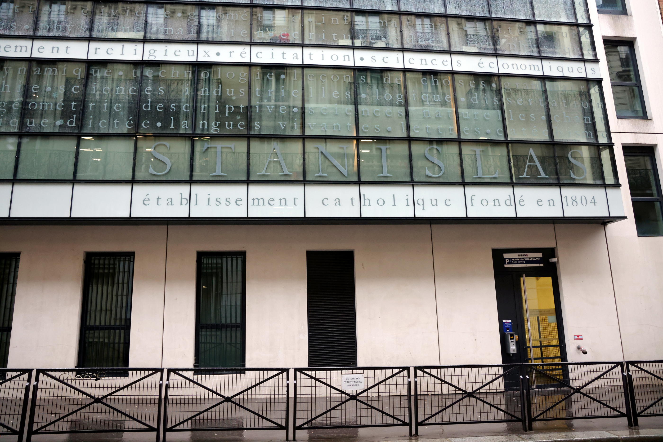 Rue du Montparnasse (Paris VIe), ce mercredi. Commandé en février 2023 par l’ex-ministre de l’Éducation nationale Pap Ndiaye, un rapport de l’inspection générale des services pointe d'importants dysfonctionnements au sein du groupe Stanislas. LP/Jean-Baptiste Quentin