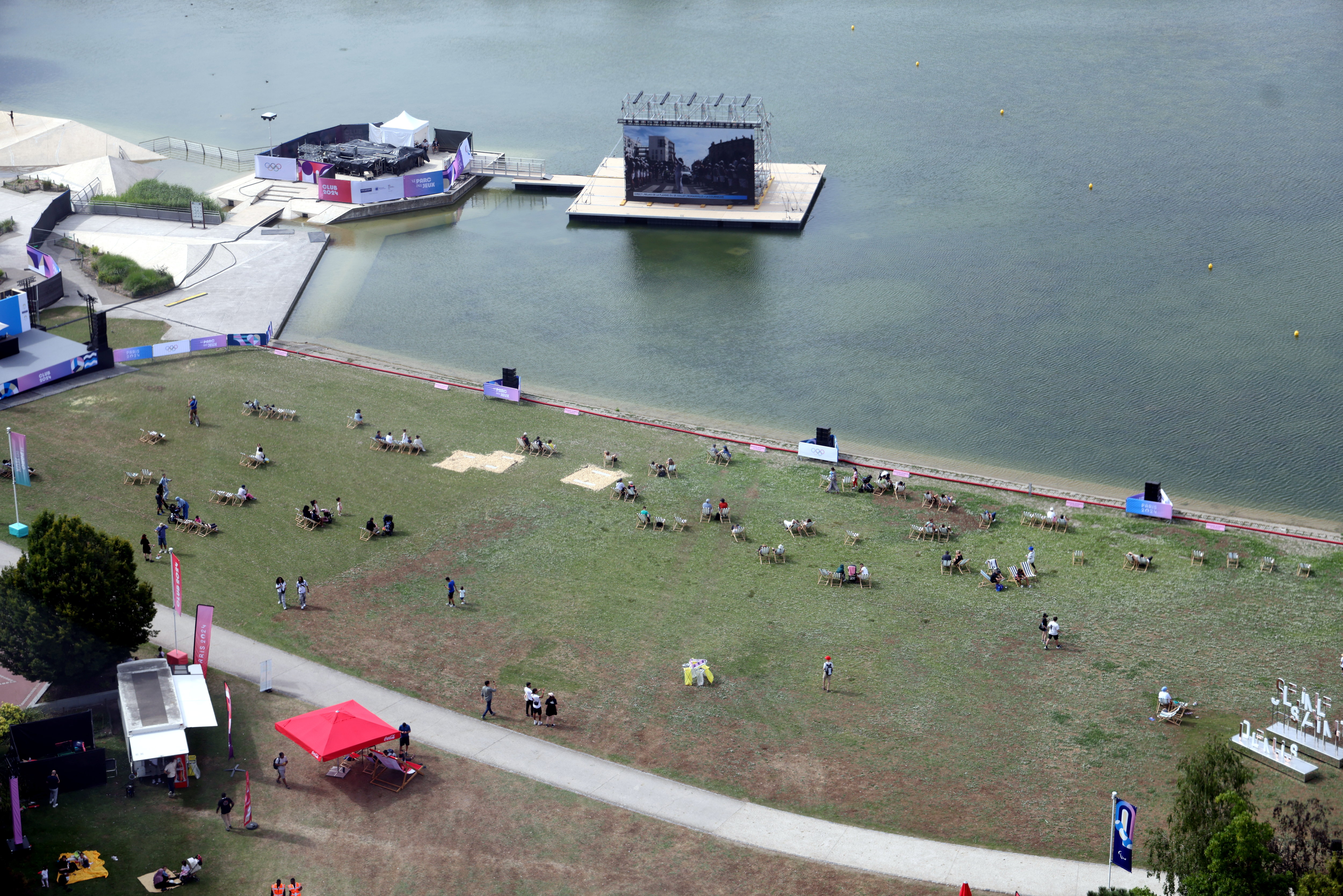 En Seine-Saint-Denis, l’événement sera diffusé sur les écrans géants disposés au « Parc des Jeux », l’immense fan zone ouverte depuis ce jeudi après-midi dans le parc Georges-Valbon, à La Courneuve. LP/Jean-Baptiste Quentin